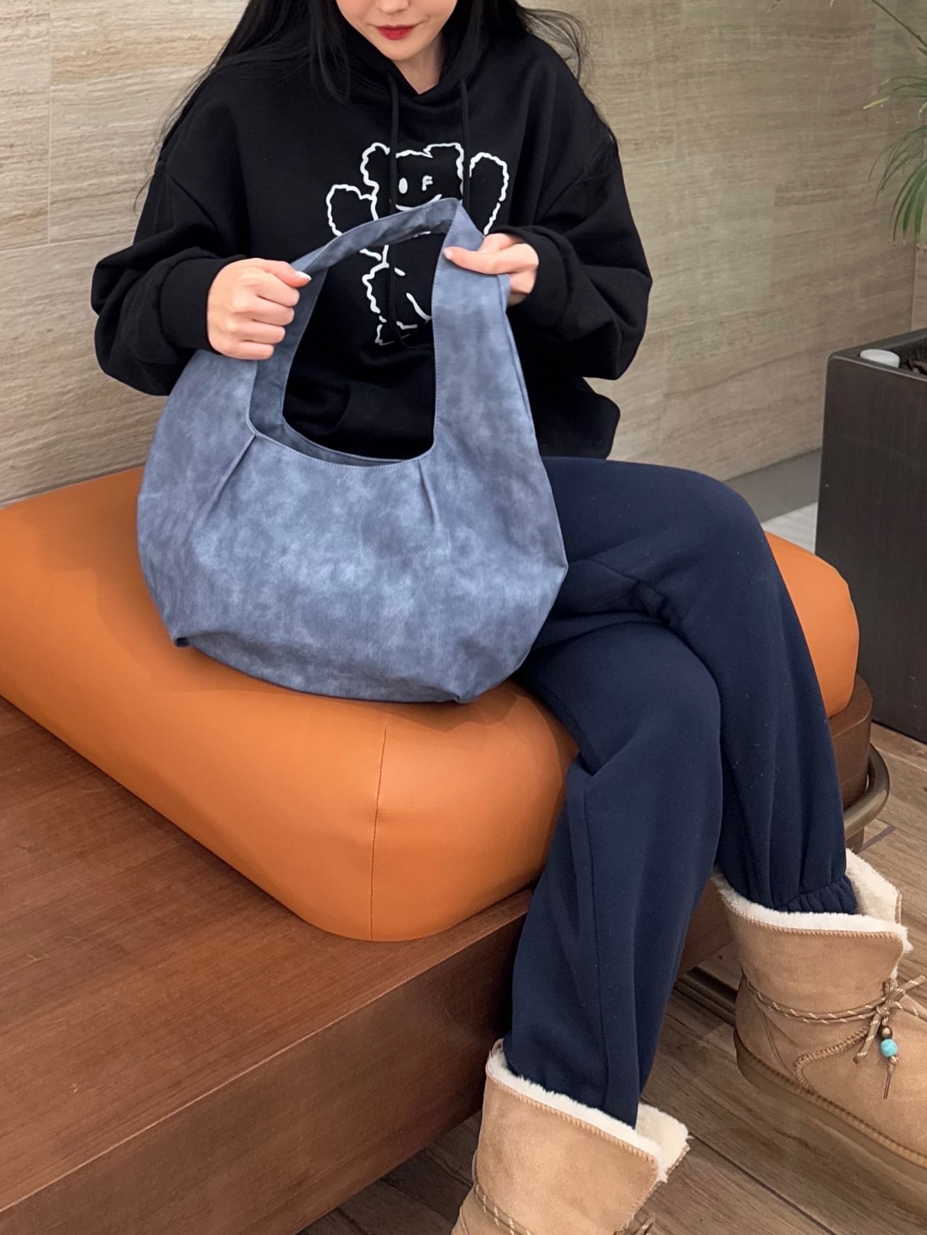 ACOC Interview M Bag_Blue 착용 스타일 - 2