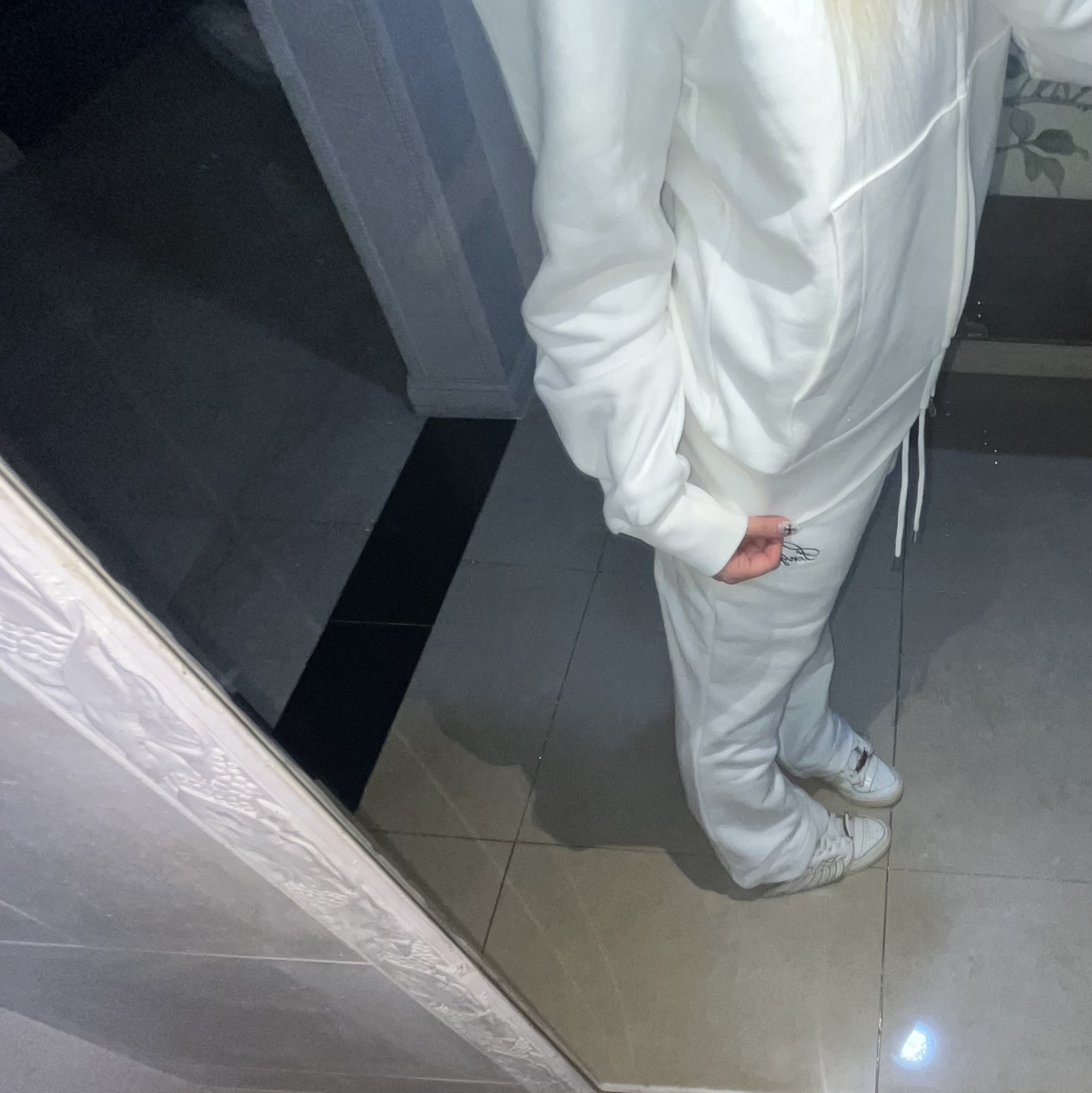 [KREAM 단독 / 프리오더] FENGSHUI Small Logo Fur Hood Zip-Up Jacket White Cream, [KREAM 단독 / 프리오더] FENGSHUI Small Logo OG Wide Flare Sweatpants White Cream 착용 스타일 - 1