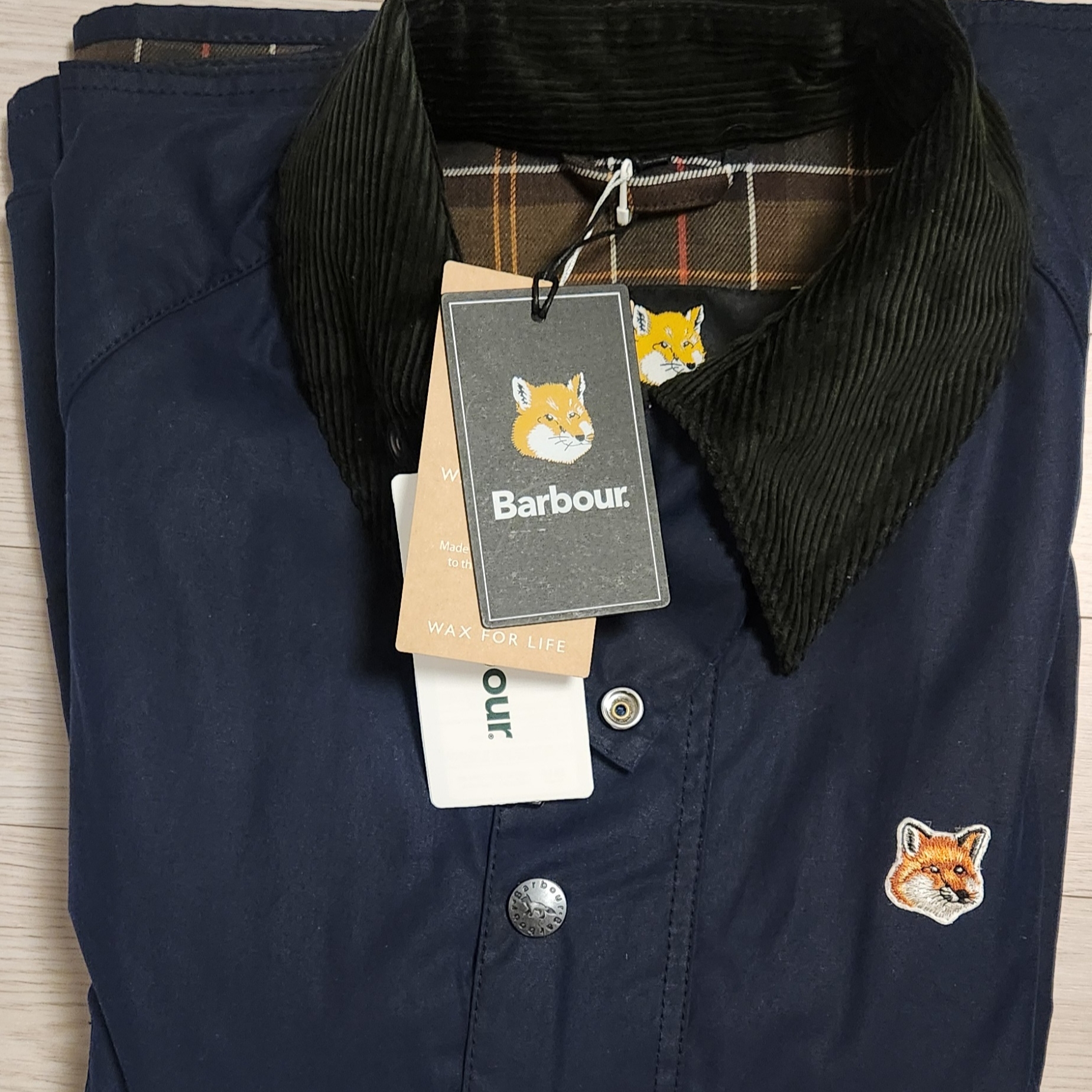 Barbour x Maison Kitsune Beaufort Waxed Jacket Indigo 착용 스타일