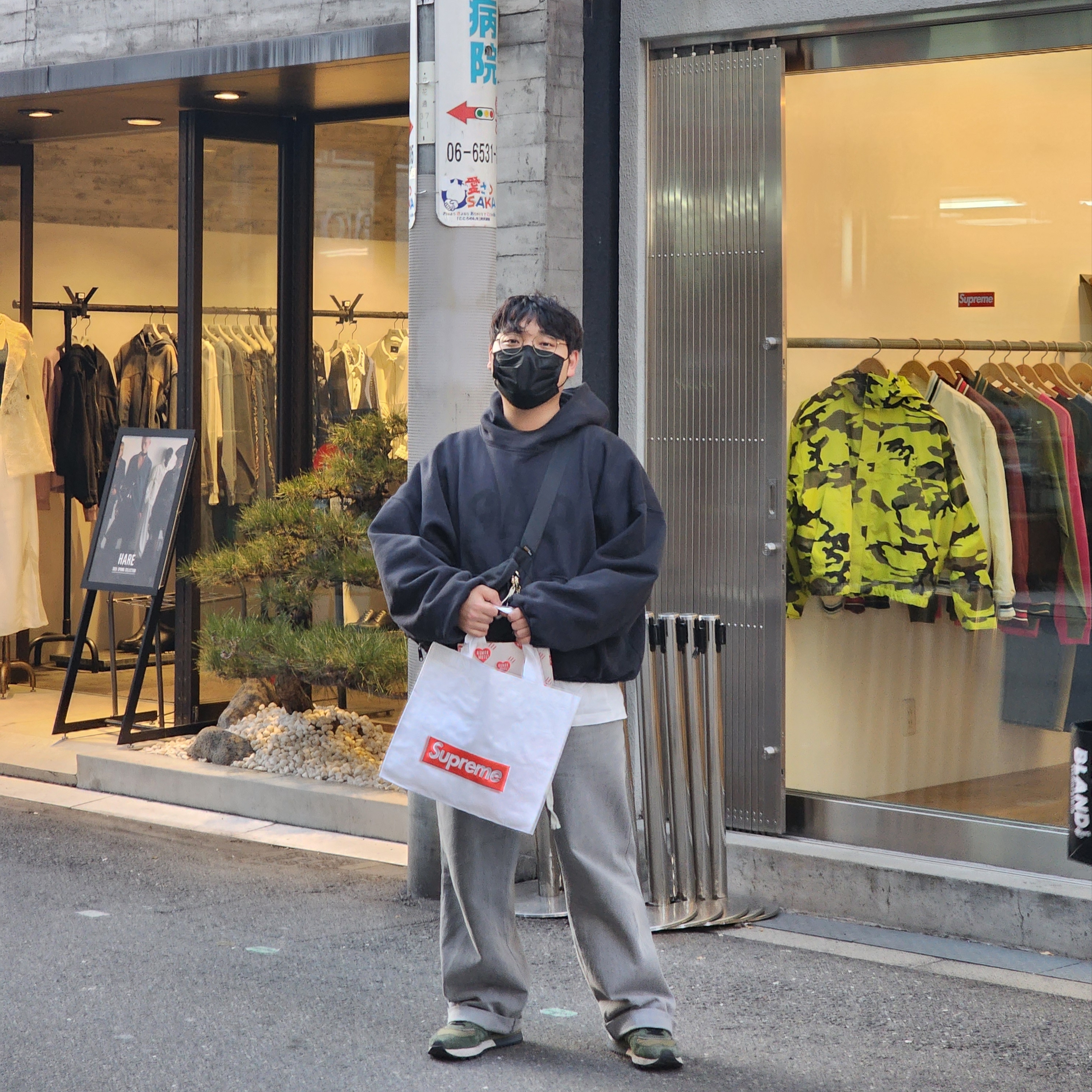 Yeezy Gap Engineered By Balenciaga Dove Hoodie Washed Black, New Balance x Stone Island 574 Legacy Dark Green 착용 스타일