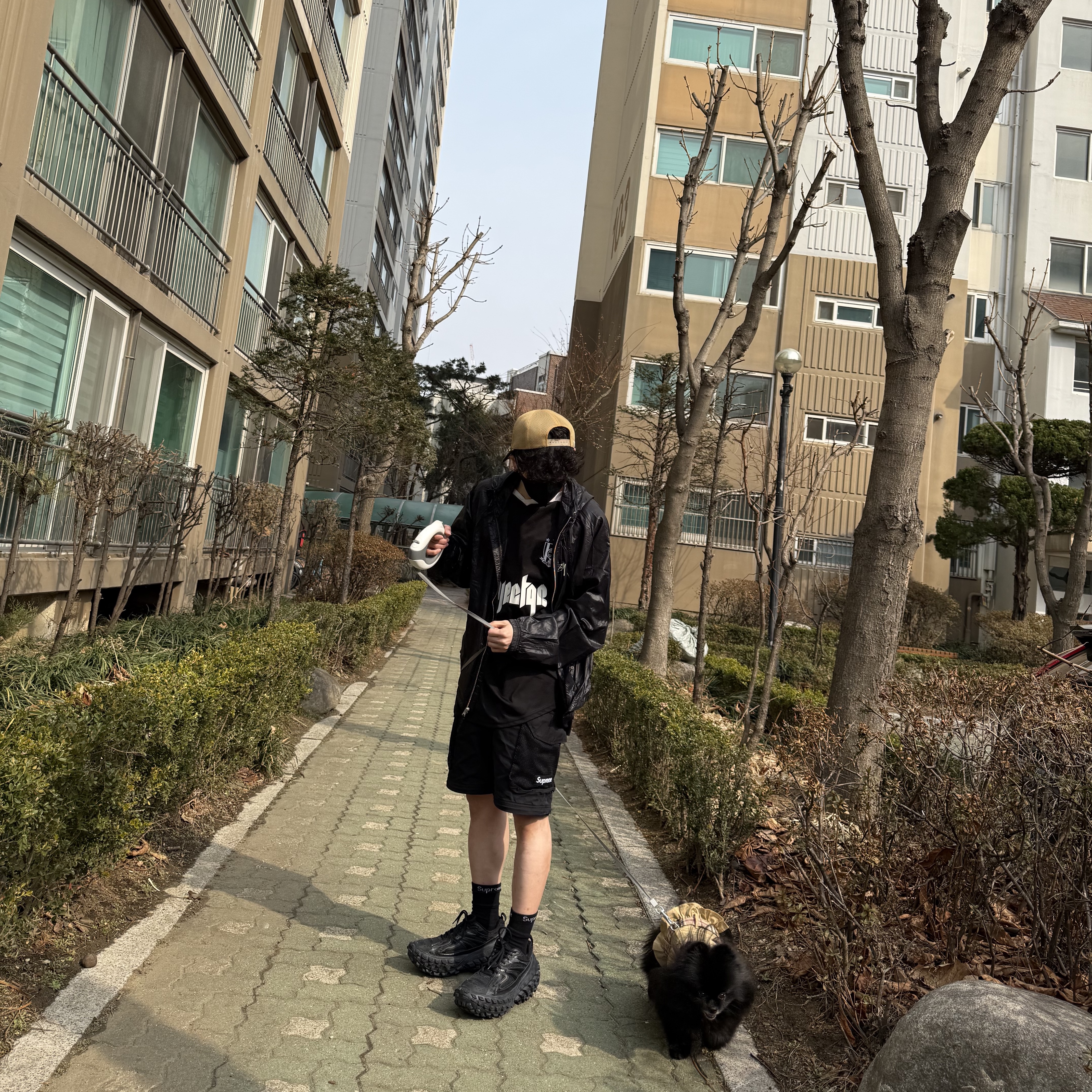 Stussy Beach Shell Wrinkled Nylon Jacket Black, Stussy x BAPE Trucker Cap Yellow 착용 스타일 - 2