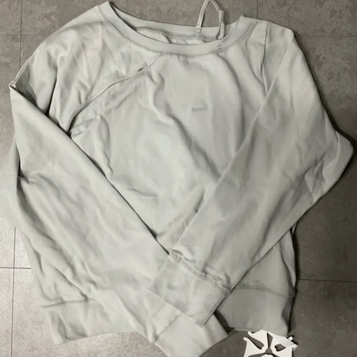 OJOS Twisted Button-Up Sweatshirt Grey 착용 스타일