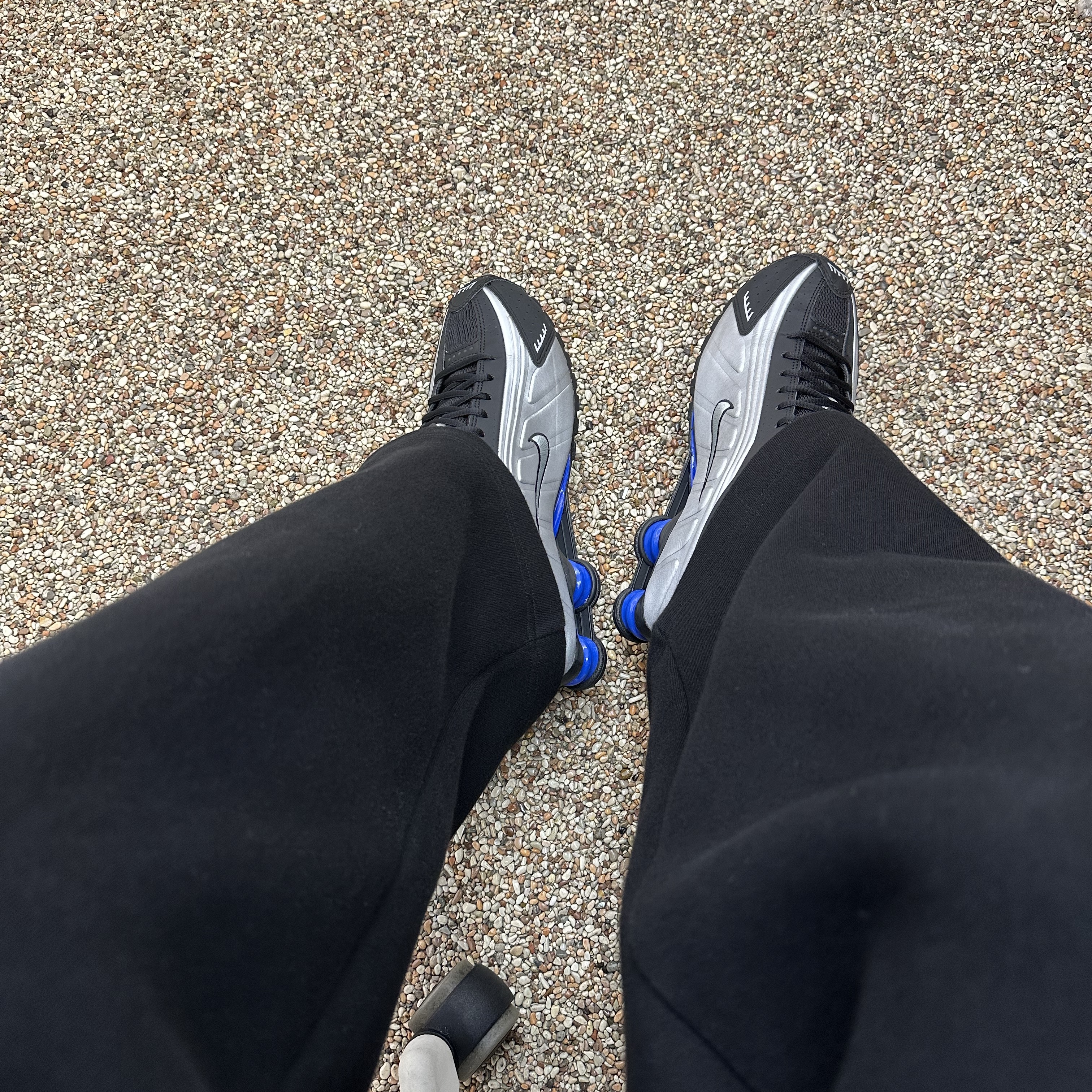 (W) Nike Shox R4 Metallic Silver and Black 착용 스타일 - 2