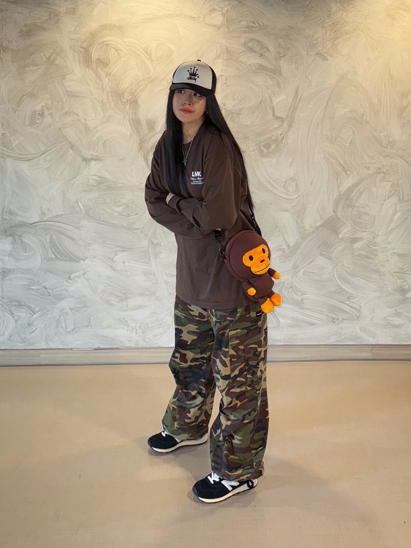 New Balance 574 Heritage Deep Black, BAPE Baby Milo Plush Cross Bag Brown 착용 스타일