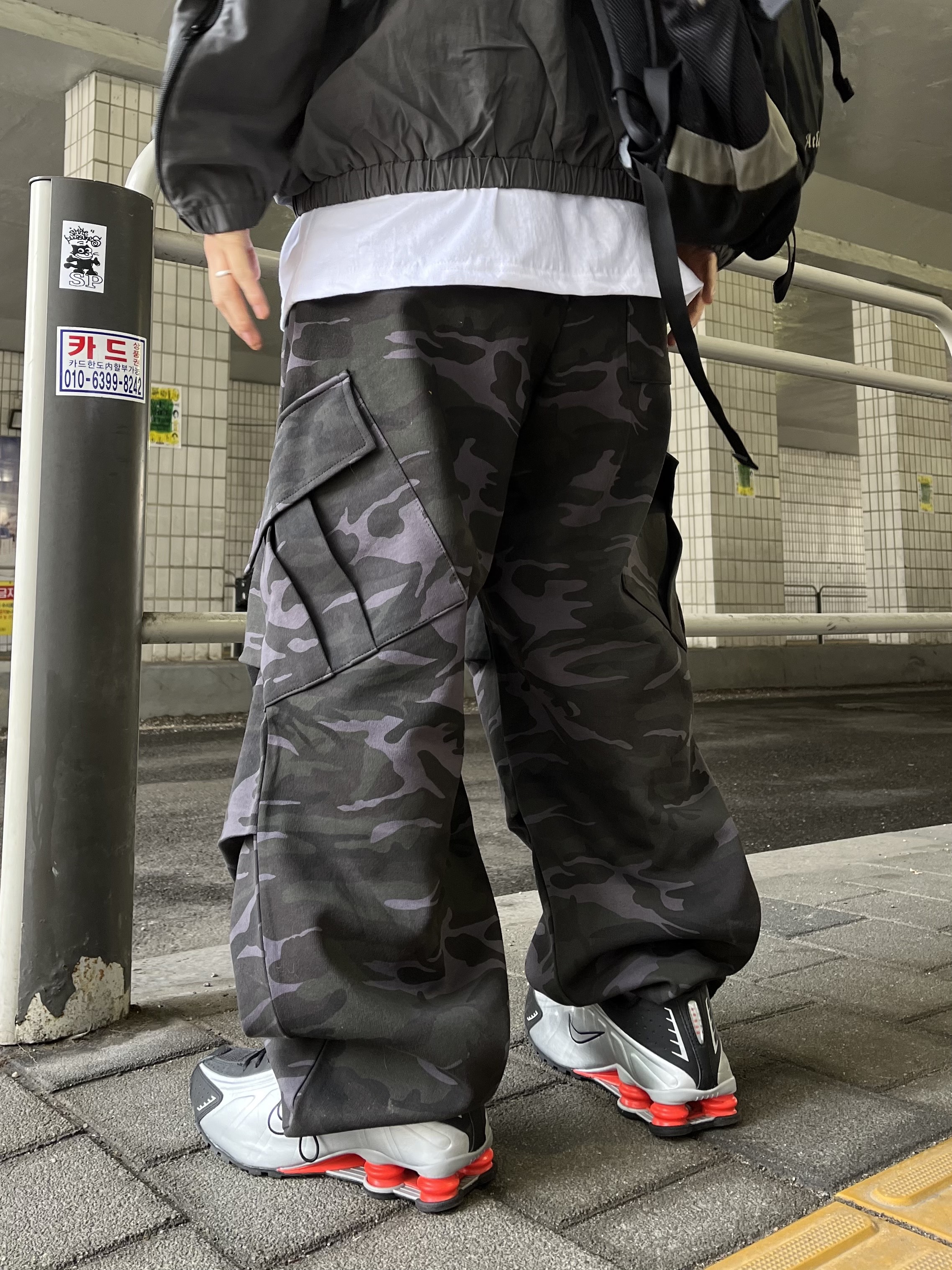 Nike Shox R4 Metallic Silver Red 착용 스타일 - 4