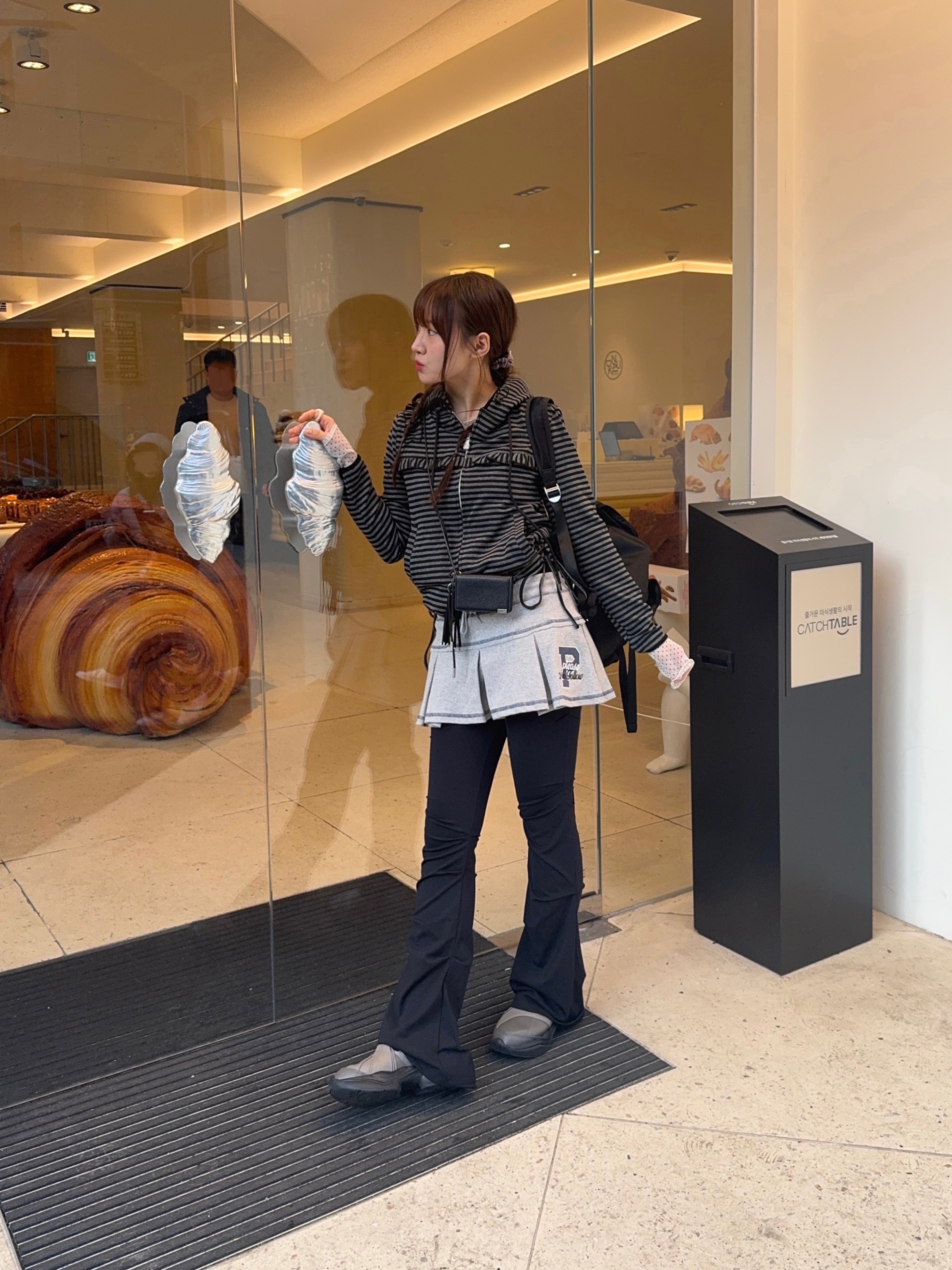 OJOS Strap Toe Sneakers Stone Brown 착용 스타일 - 2