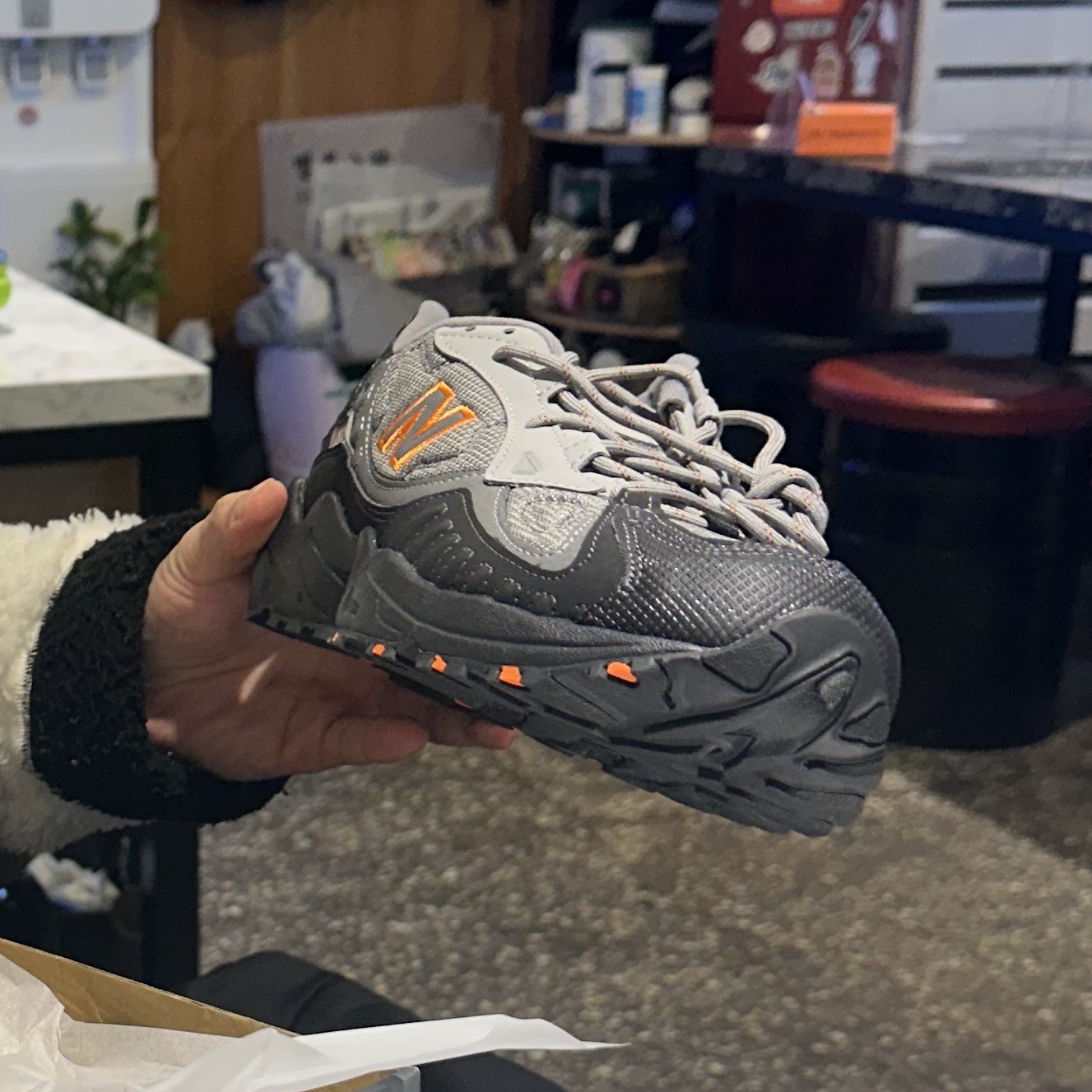 New Balance 703 Grey Black Orange 착용 스타일
