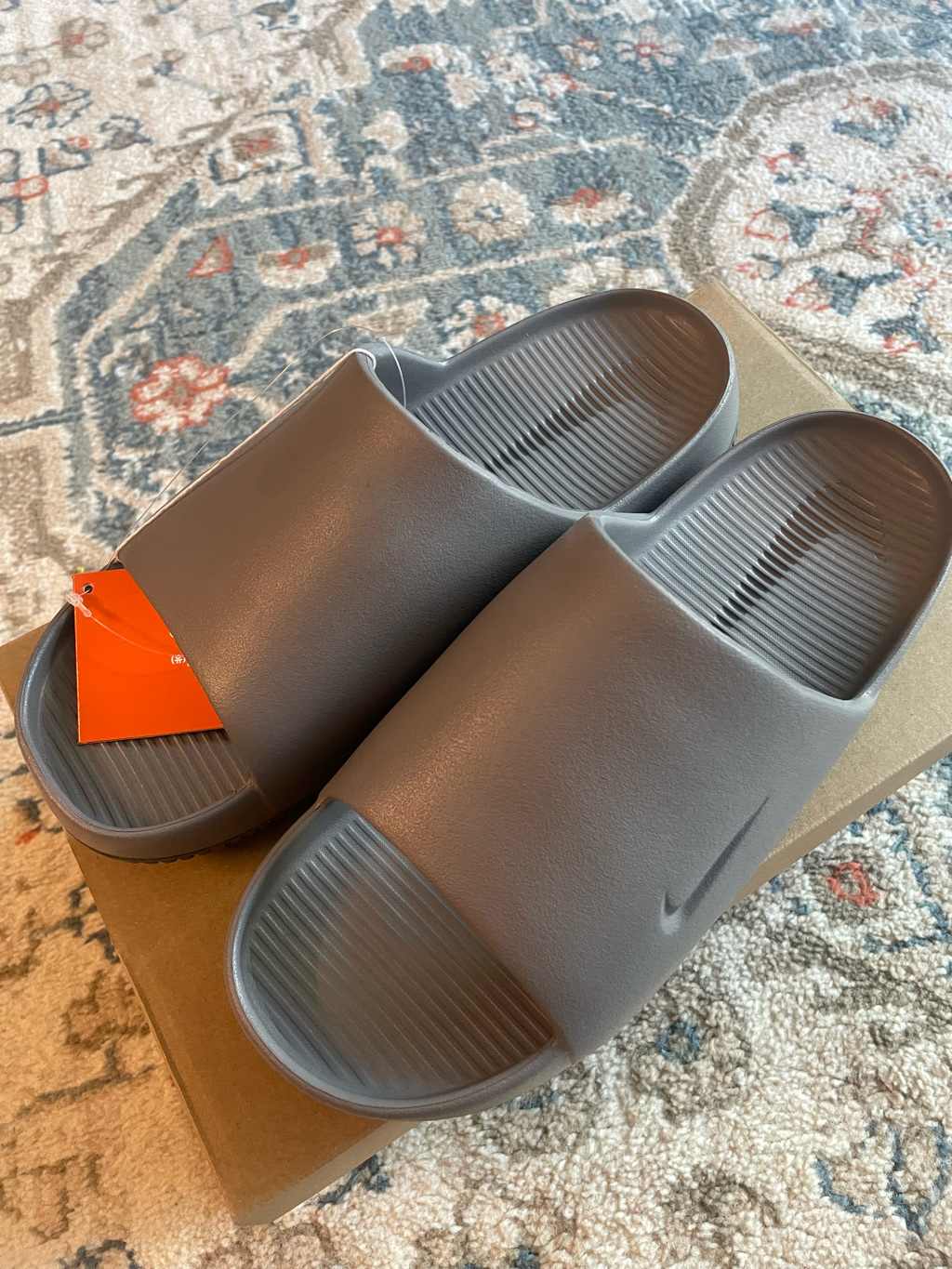 Nike Calm Slide Flat Pewter 착용 스타일 - 2
