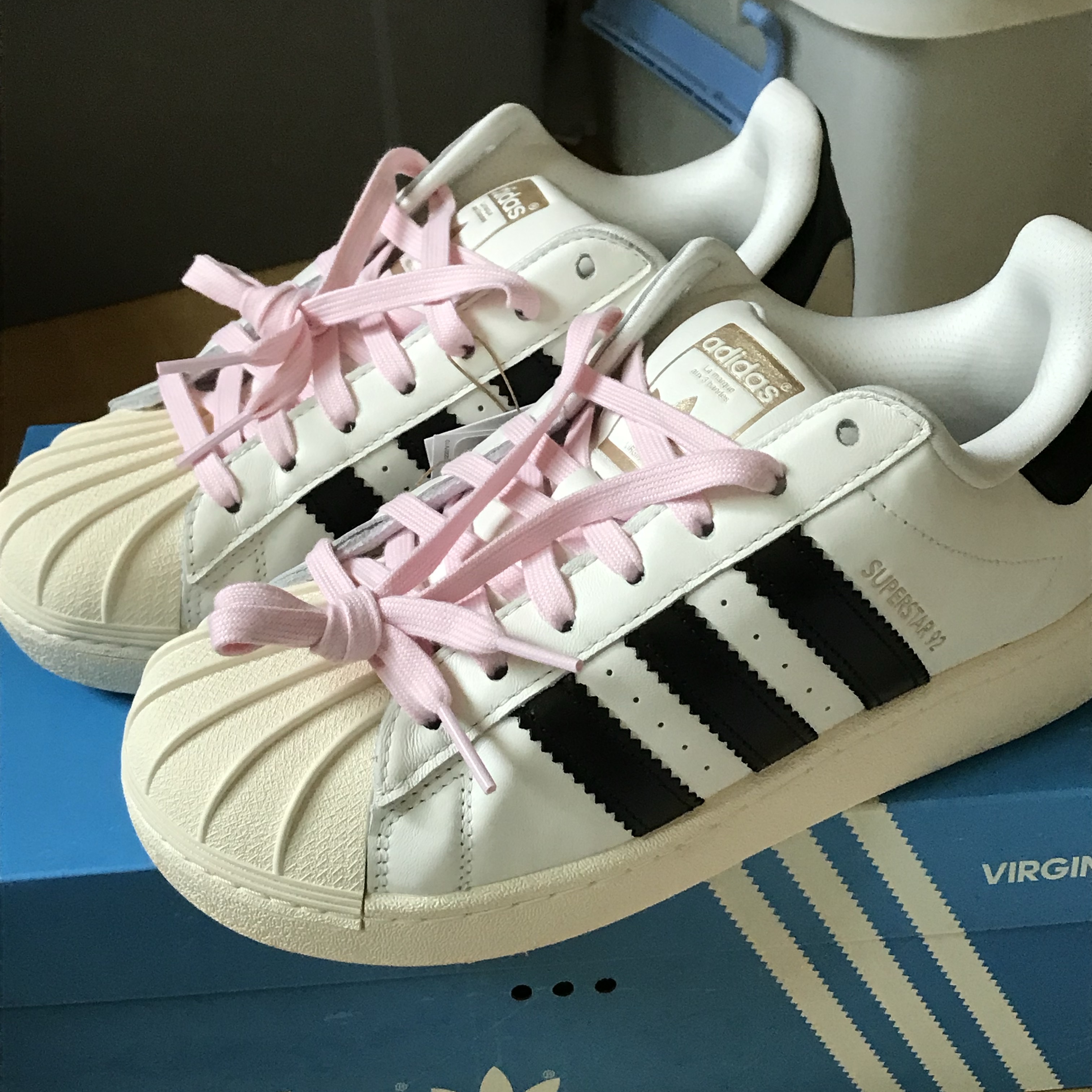 Adidas x Pharrell Williams Virginia Superstar 92 Core White Cream White 착용 스타일