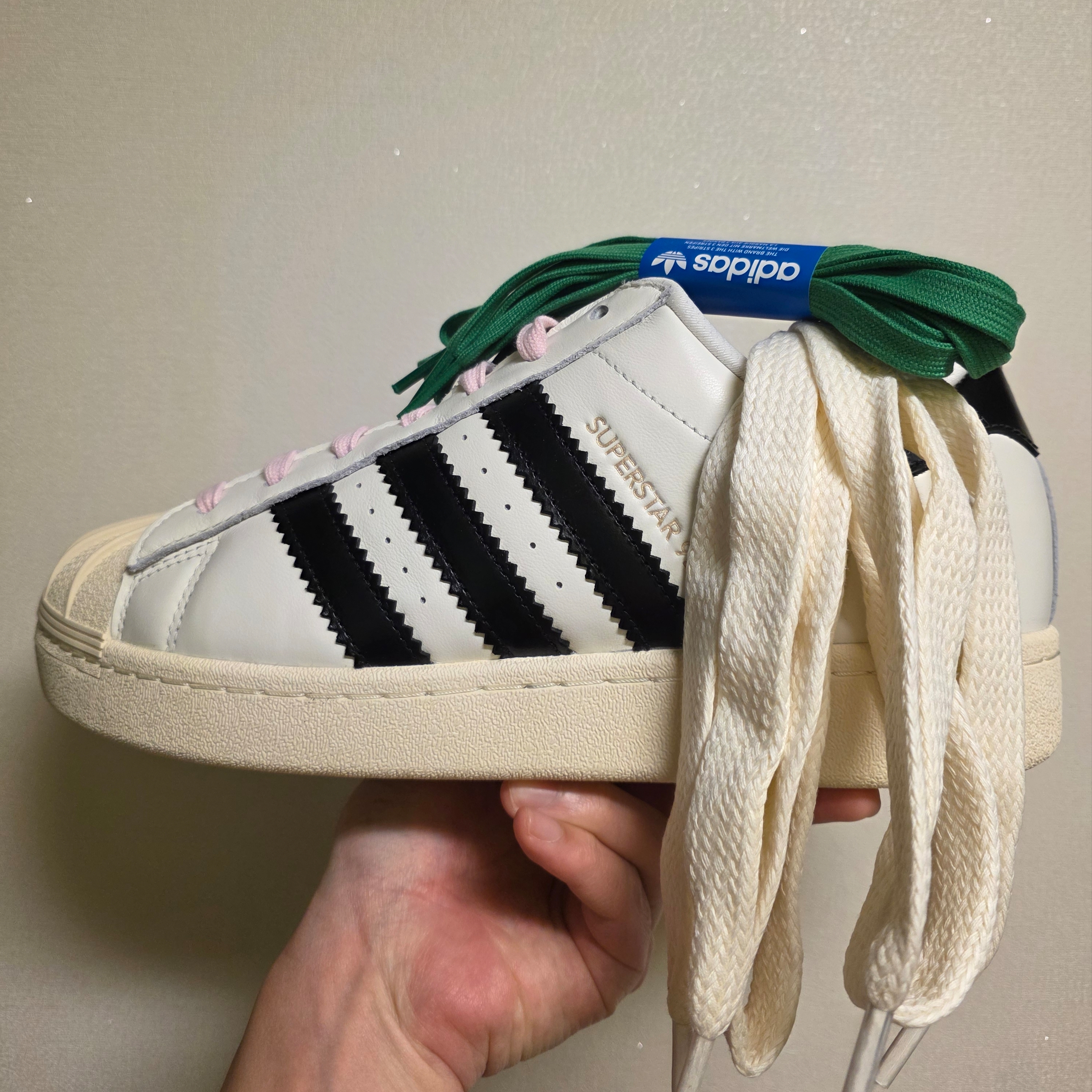 Adidas x Pharrell Williams Virginia Superstar 92 Core White Cream White 착용 스타일 - 2