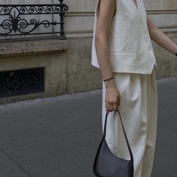 The Row Half Moon Bag in Smooth Calfskin Leather Black 착용 스타일 - 1