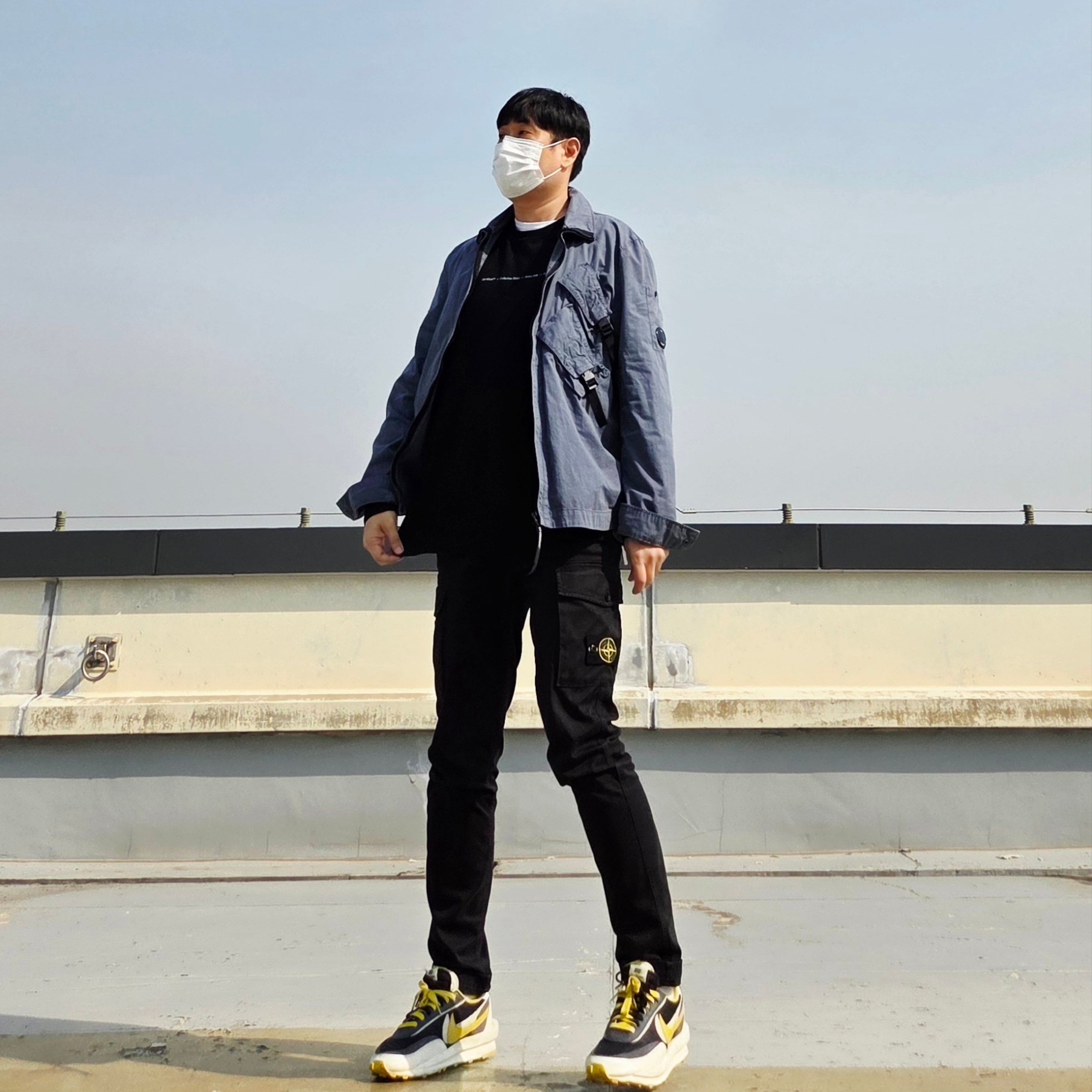 나이키 x 사카이 x 언더커버 LD와플 블랙 브라이트 시트론, 오프화이트 마커 애로우 스케이트 롱슬리브 티셔츠 블랙 착용 스타일 - 2