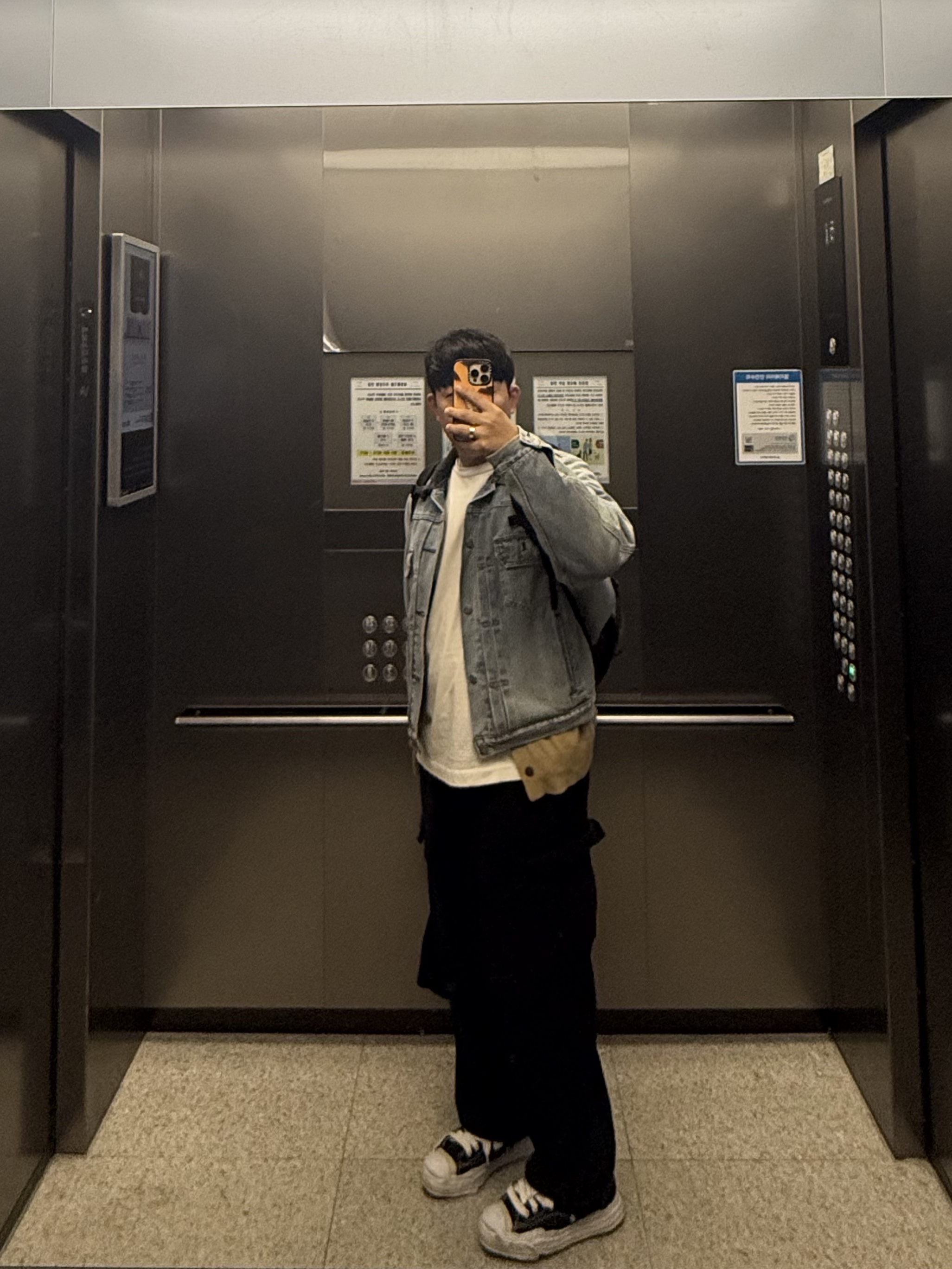 Stussy x Levi's Embossed Trucker Jacket Indigo, Maison Mihara Yasuhiro Hank OG Sole Canvas Low-top Sneakers Black 착용 스타일