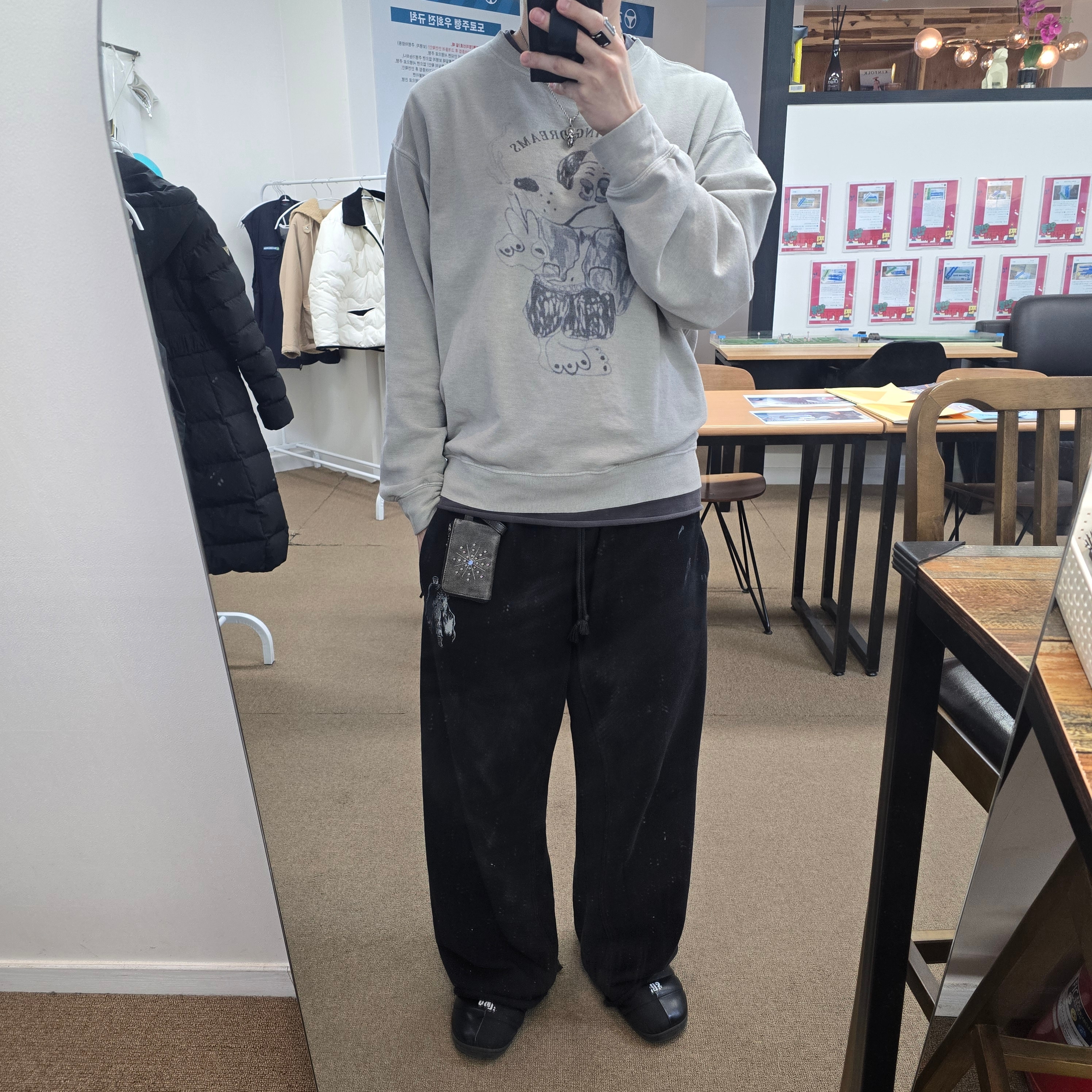 Polyteru x HANK Sweatshirts Blue Dog Vintage Gray - 24SS, [프리오더] Polyteru Rivet Card Wallet Black 착용 스타일 - 2