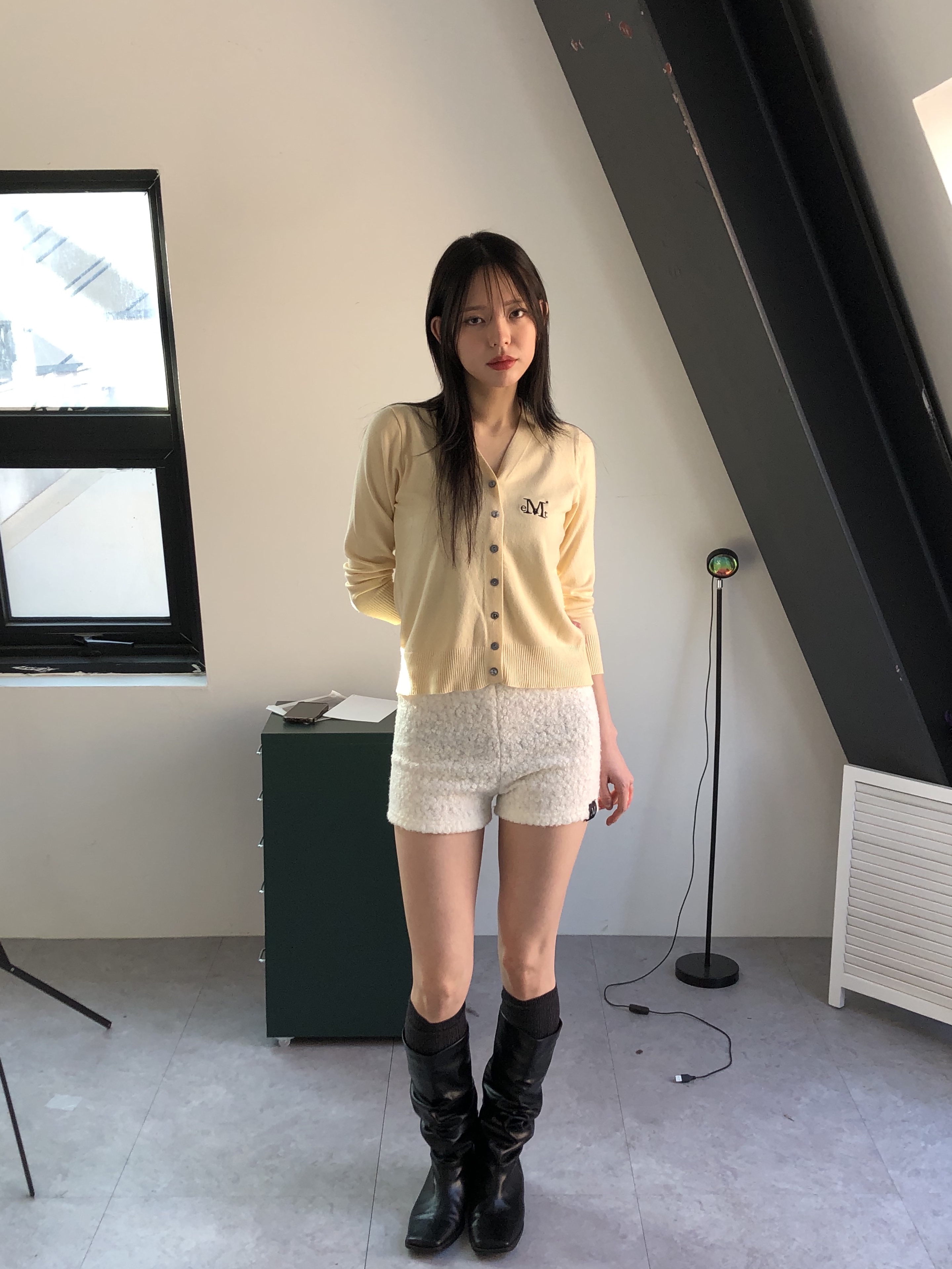 MUCENT Nia Soft V-neck Cardigan Cream Beige, MUCENT Pore Fleece Micro Pants Black 착용 스타일 - 2