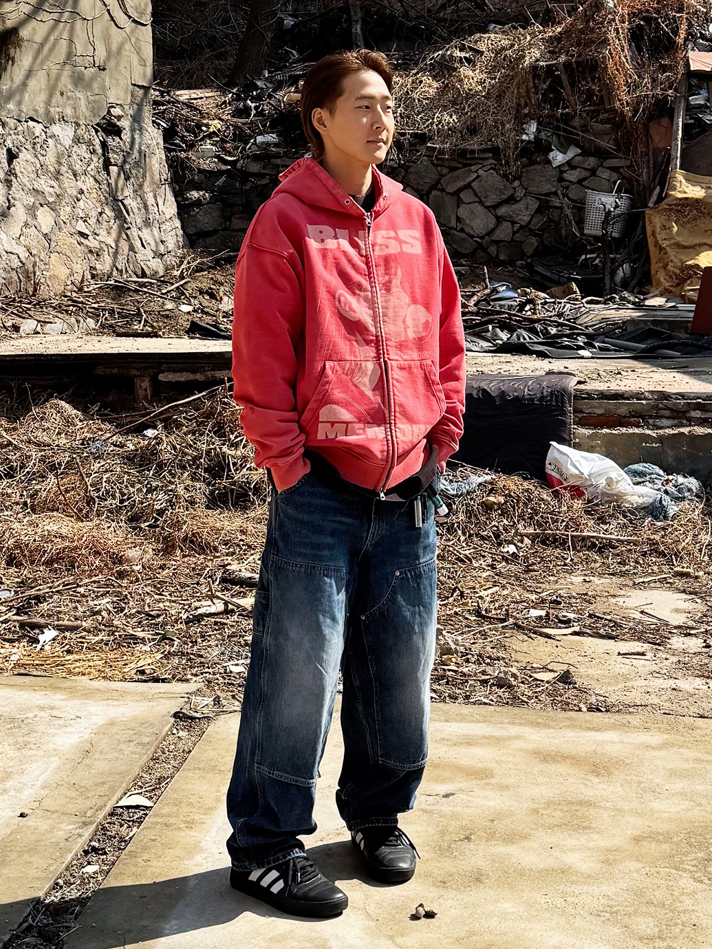 QT8 GARMENTS Bliss Washed Zip-up hoodie Red, QT8 GARMENTS Painted Double Knee Washed Pants Blue 착용 스타일