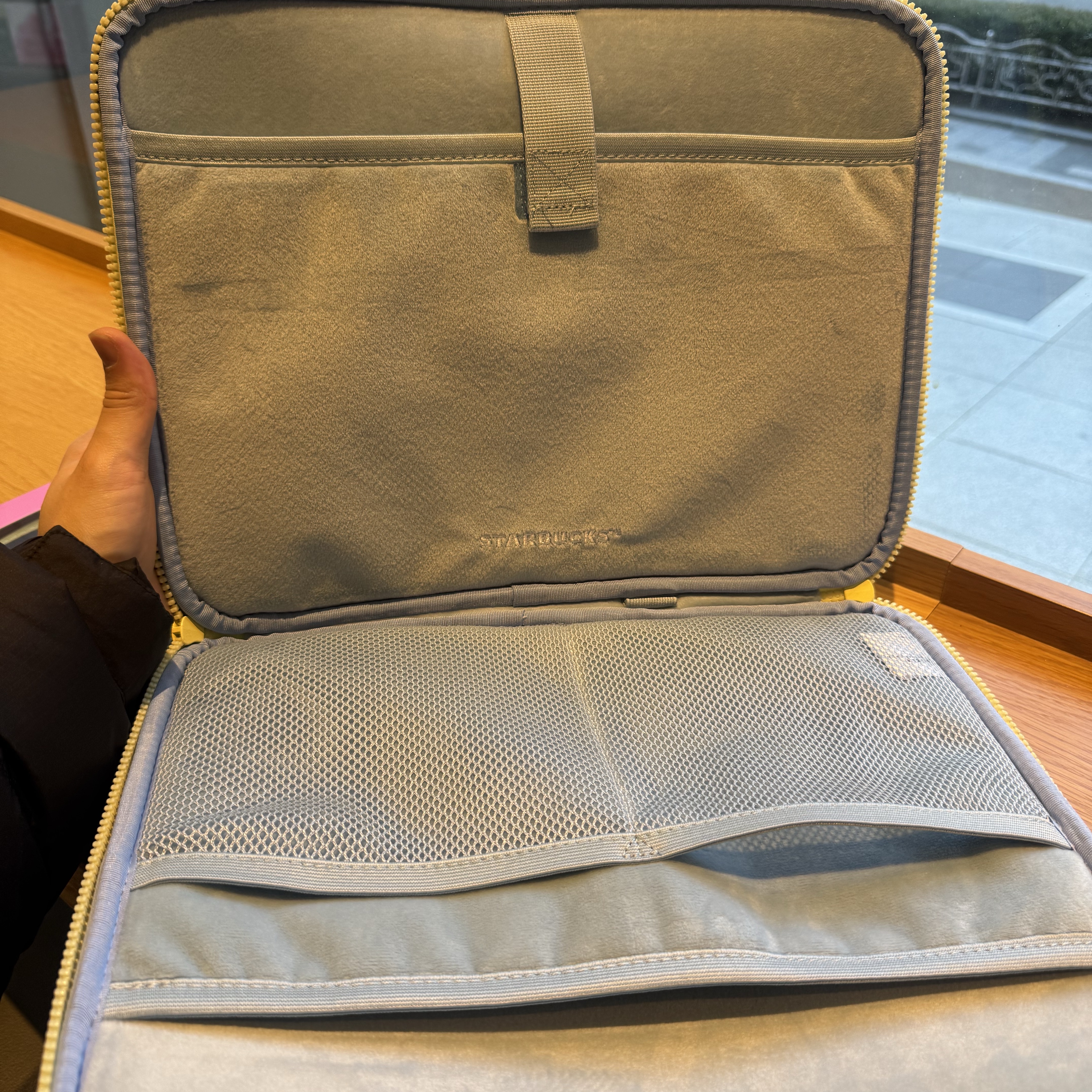 Starbucks Campus Beari Laptop Pouch 13 inch 착용 스타일 - 9