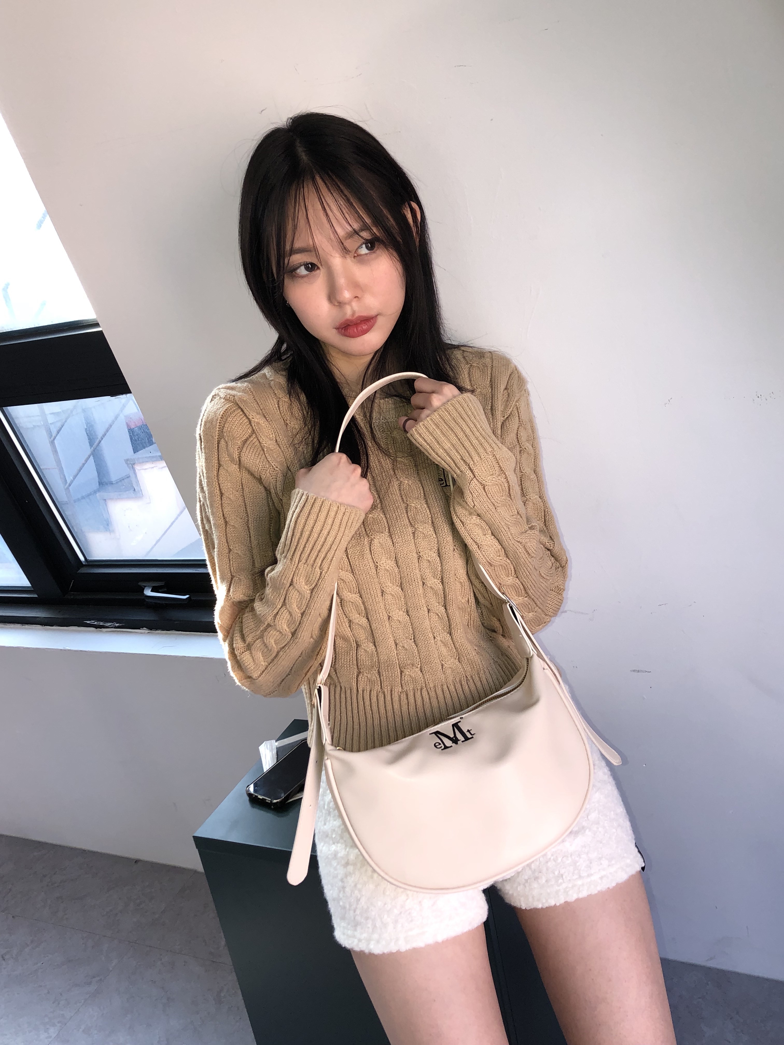 MUCENT Merlin Compact Leather Shoulder Bag Ivory, MUCENT Tes Bold Twist Round Knit Beige 착용 스타일 - 2