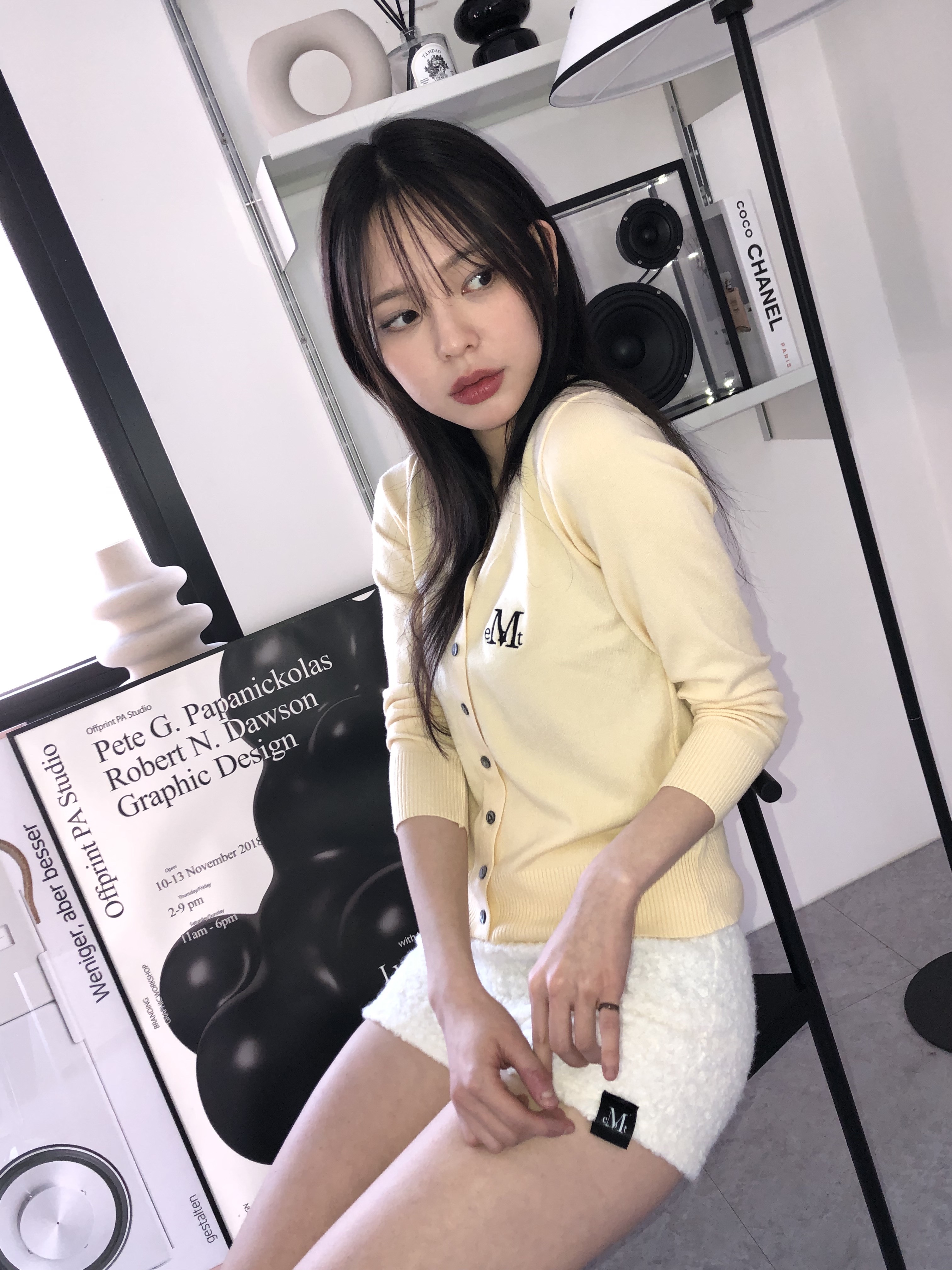 MUCENT Nia Soft V-neck Cardigan Cream Beige, MUCENT Pore Fleece Micro Pants Black 착용 스타일 - 1
