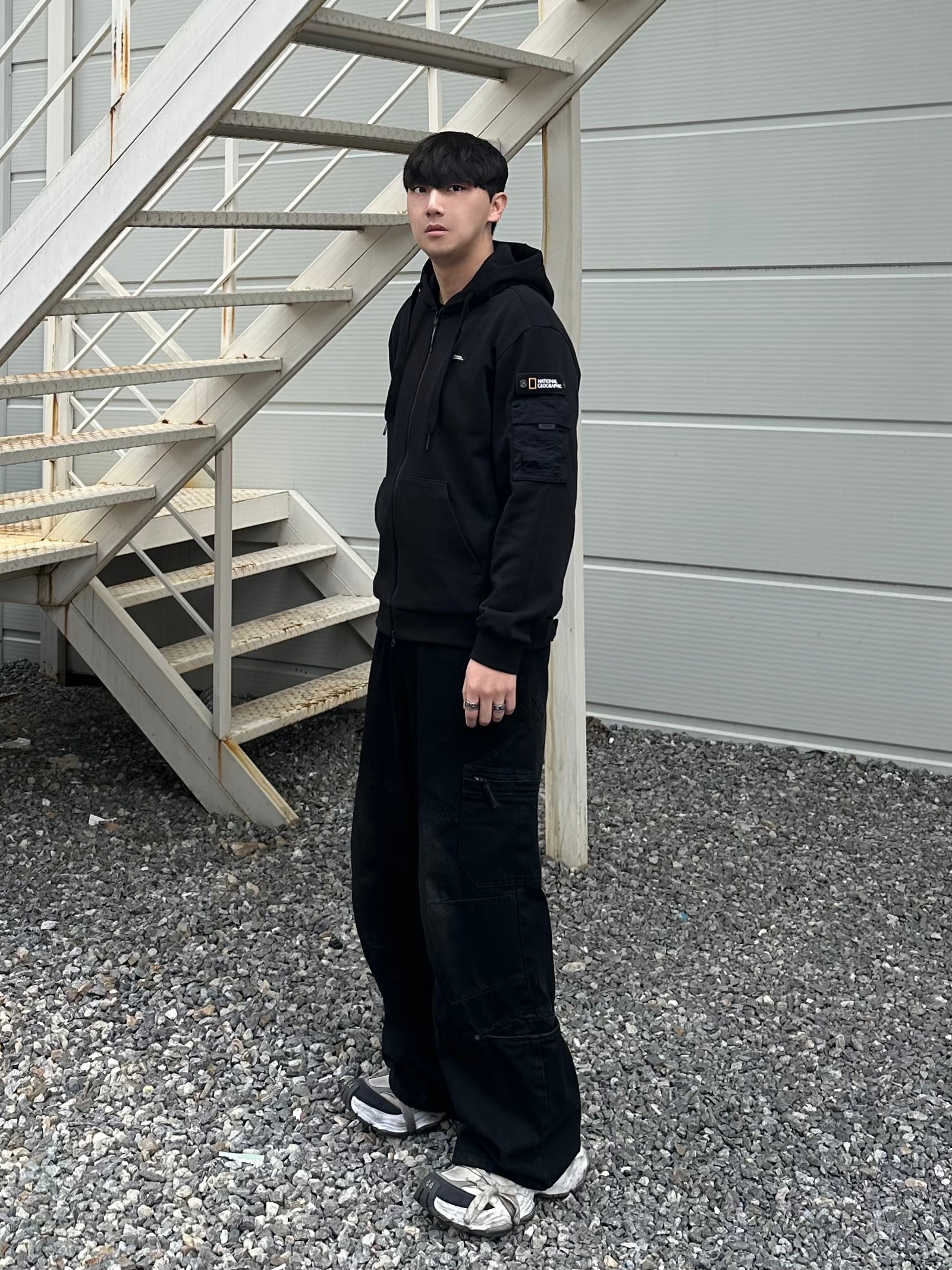 Balenciaga Cargo Sneakers White Grey 착용 스타일 - 1