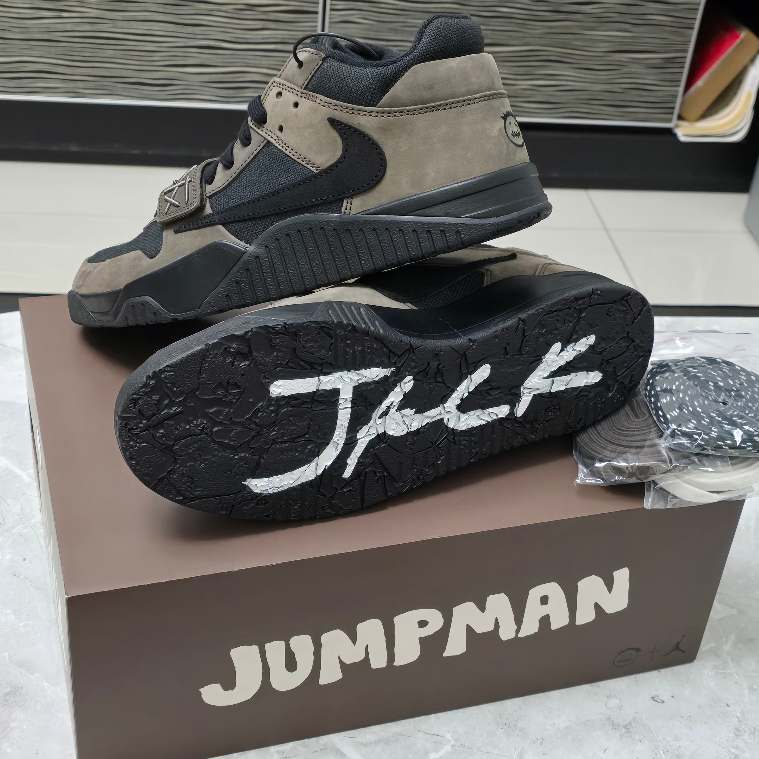 Jordan x Travis Scott Jumpman Jack TR Black and Dark Mocha 착용 스타일 - 1