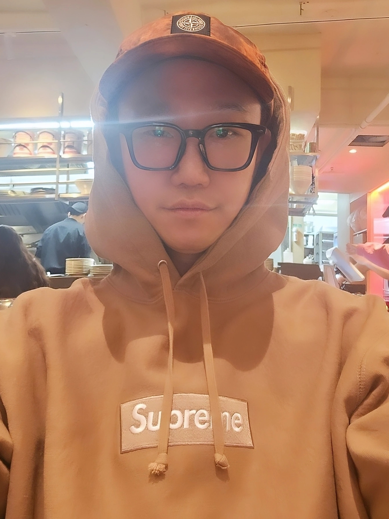 Supreme Box Logo Hooded Sweatshirt Dark Sand - 23FW, Supreme x Stone Island Painted Camo Nylon 6-Panel Coral - 20FW 착용 스타일