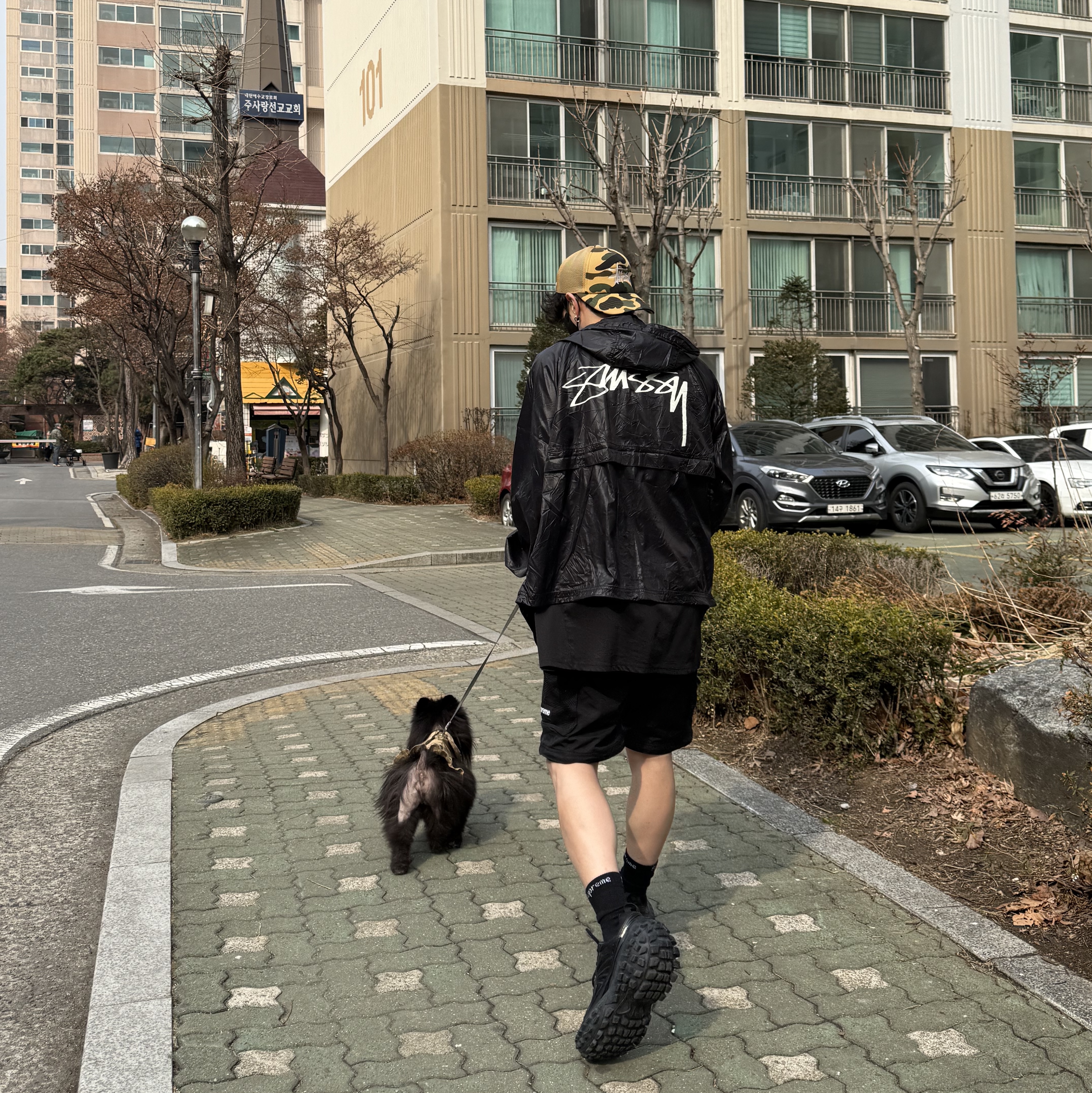 Stussy Beach Shell Wrinkled Nylon Jacket Black, Stussy x BAPE Trucker Cap Yellow 착용 스타일 - 1