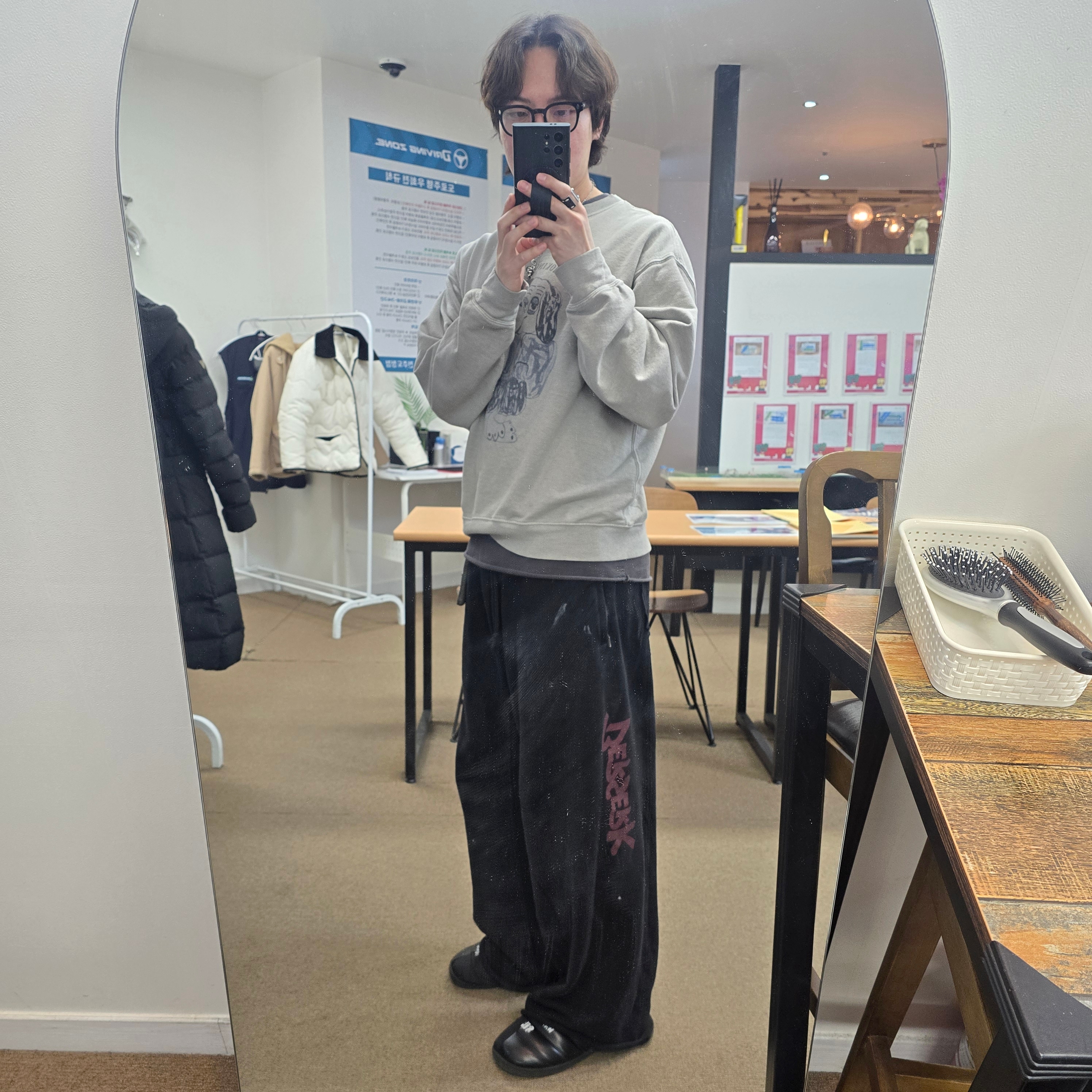 Polyteru x HANK Sweatshirts Blue Dog Vintage Gray - 24SS, [프리오더] Polyteru Rivet Card Wallet Black 착용 스타일 - 1