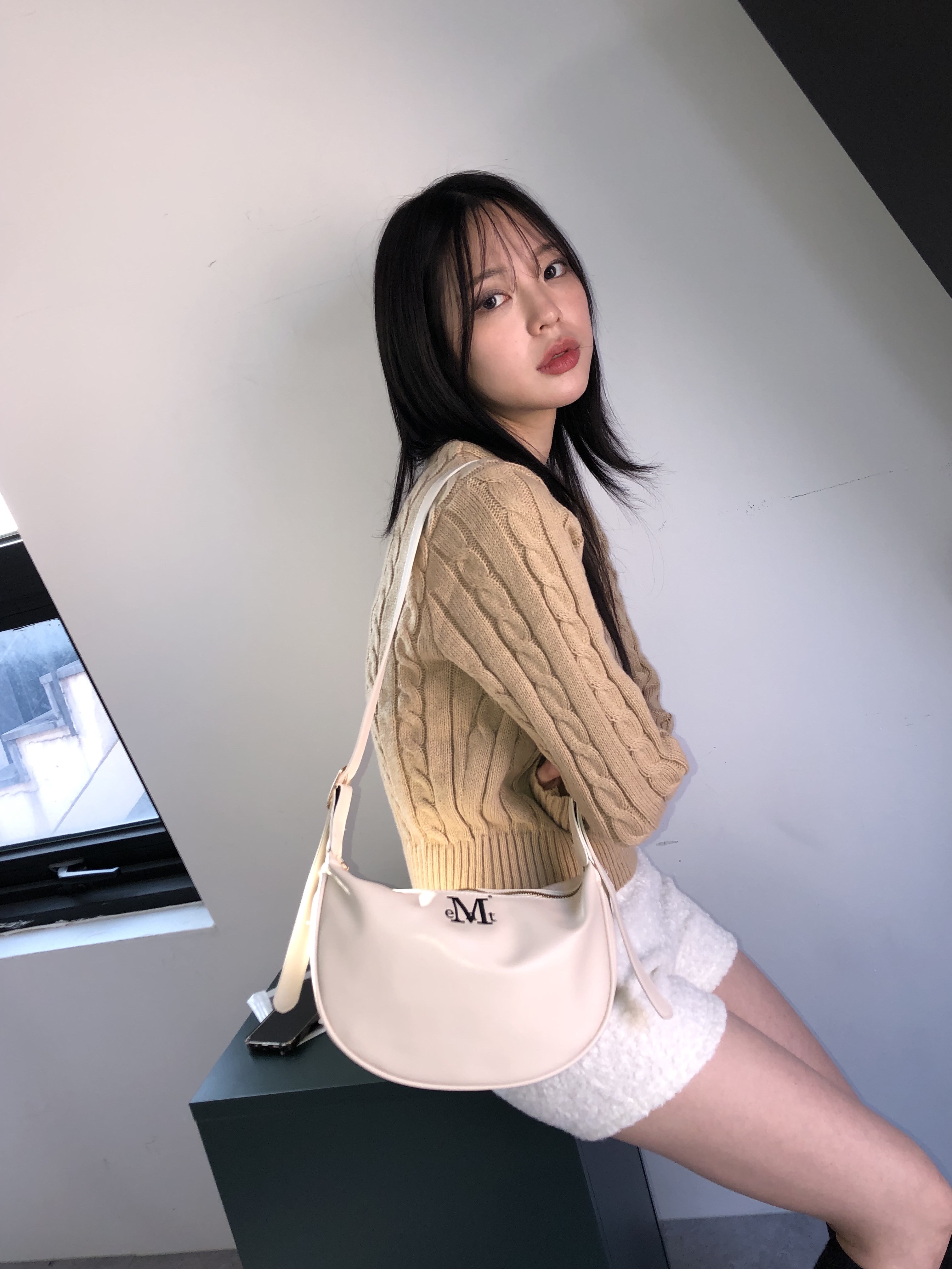 MUCENT Merlin Compact Leather Shoulder Bag Ivory, MUCENT Tes Bold Twist Round Knit Beige 착용 스타일 - 3