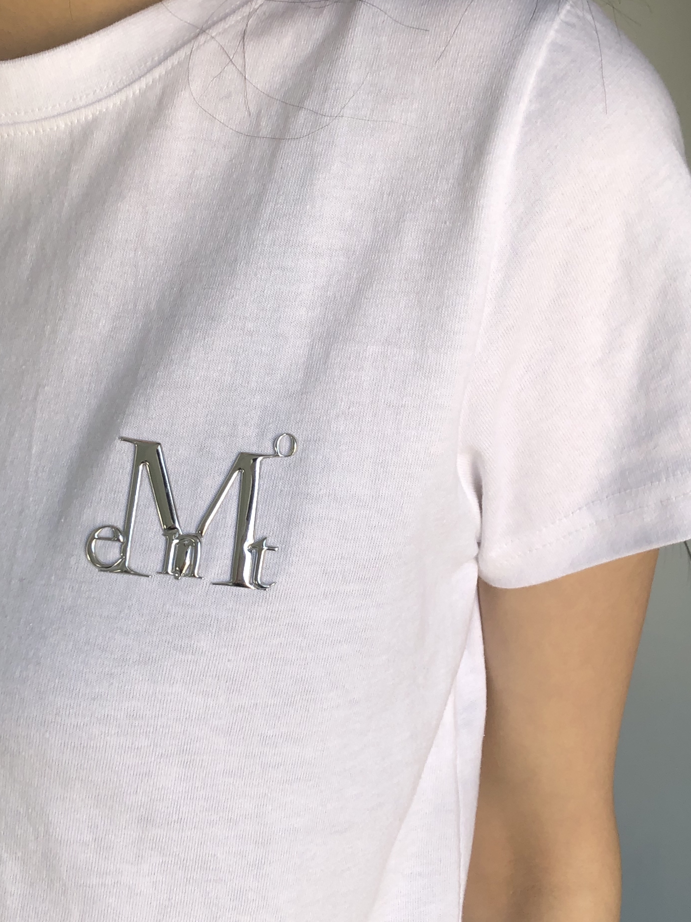 MUCENT Kurt Metal Logo Signature Half T White, MUCENT Ditt Snap Button Leopard Wide Pants 착용 스타일 - 3