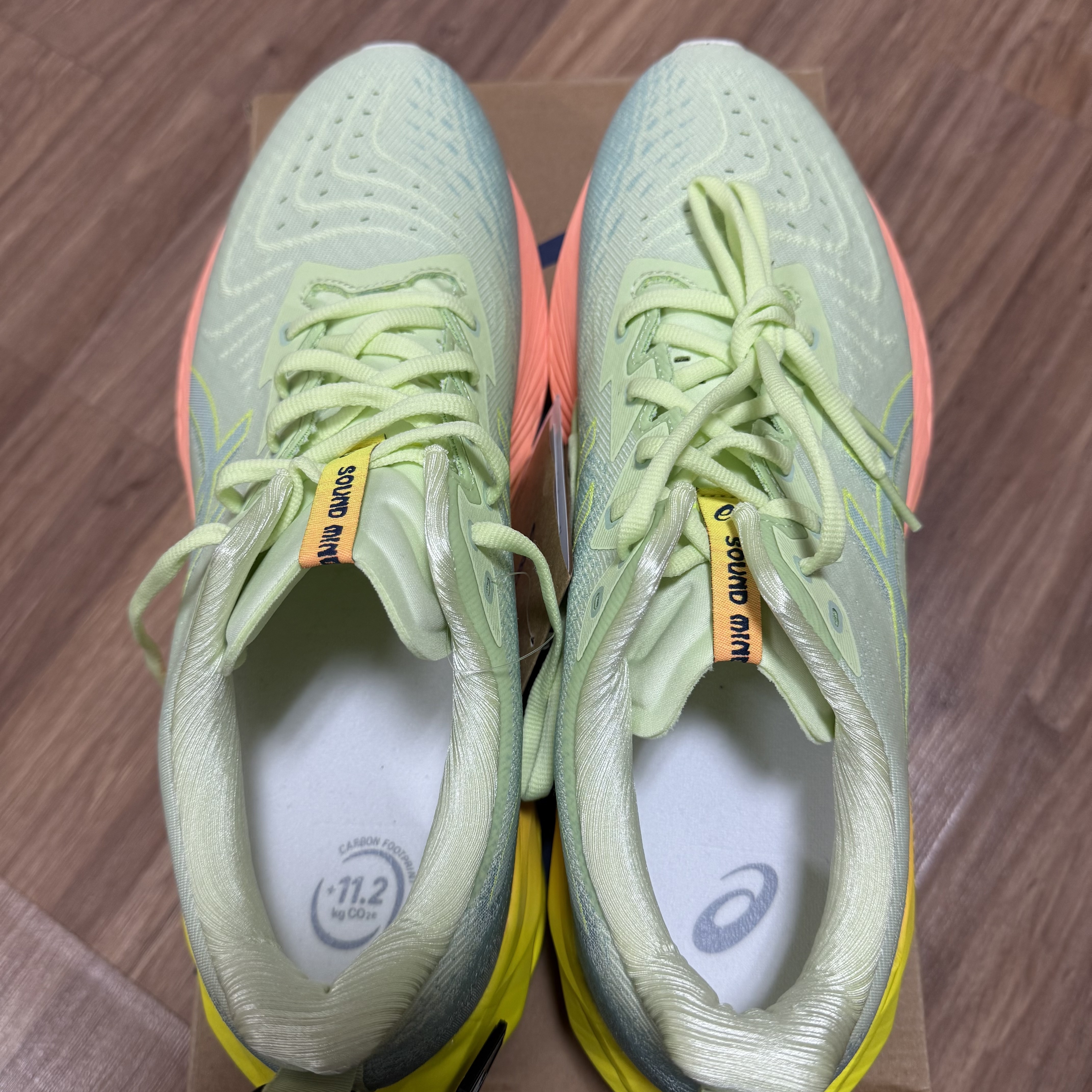 Asics Novablast 4 Cool Matcha Safety Yellow 착용 스타일 - 1