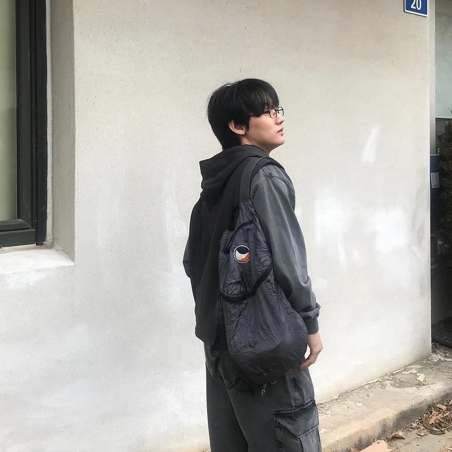 Ticket To The Moon Mini Backpack 15L Dark Grey 착용 스타일