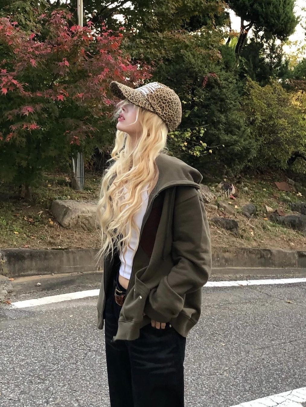 AEAE Web Logo Leopard Cap Mustard 착용 스타일
