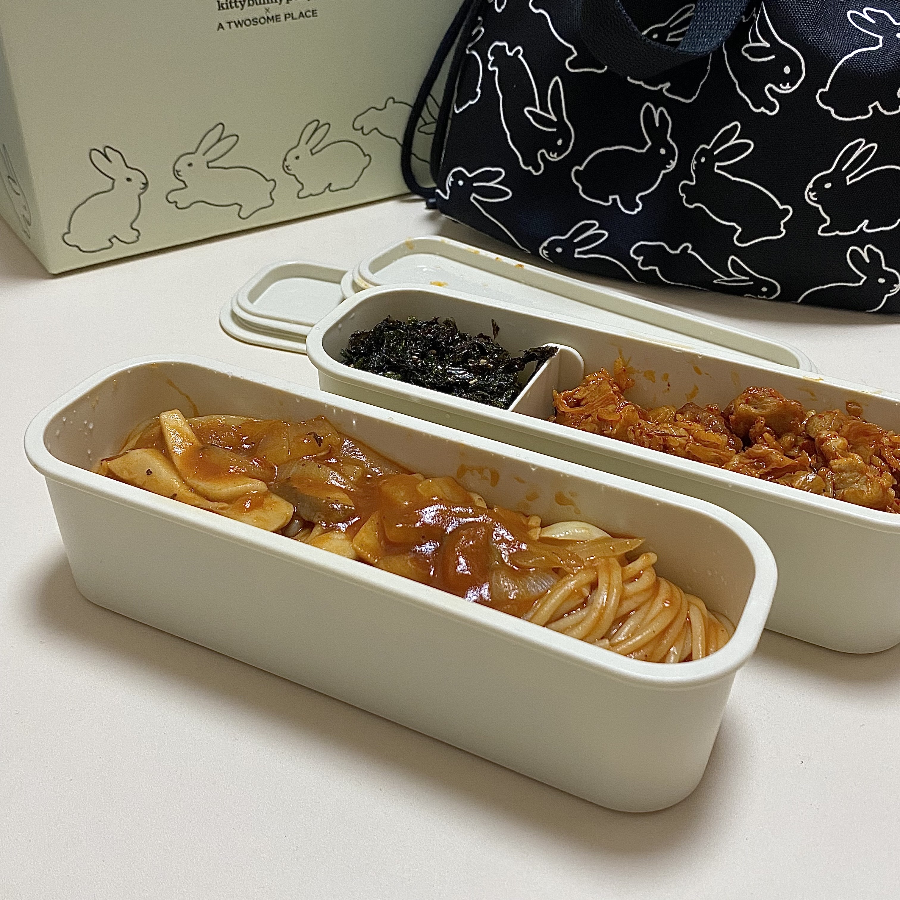 A Twosome Place x Kittybunnypony Lunch Bag Set 착용 스타일 - 1