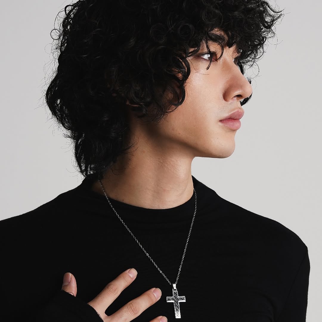 Emporio Armani Stainless Steel Cross Necklace 착용 스타일