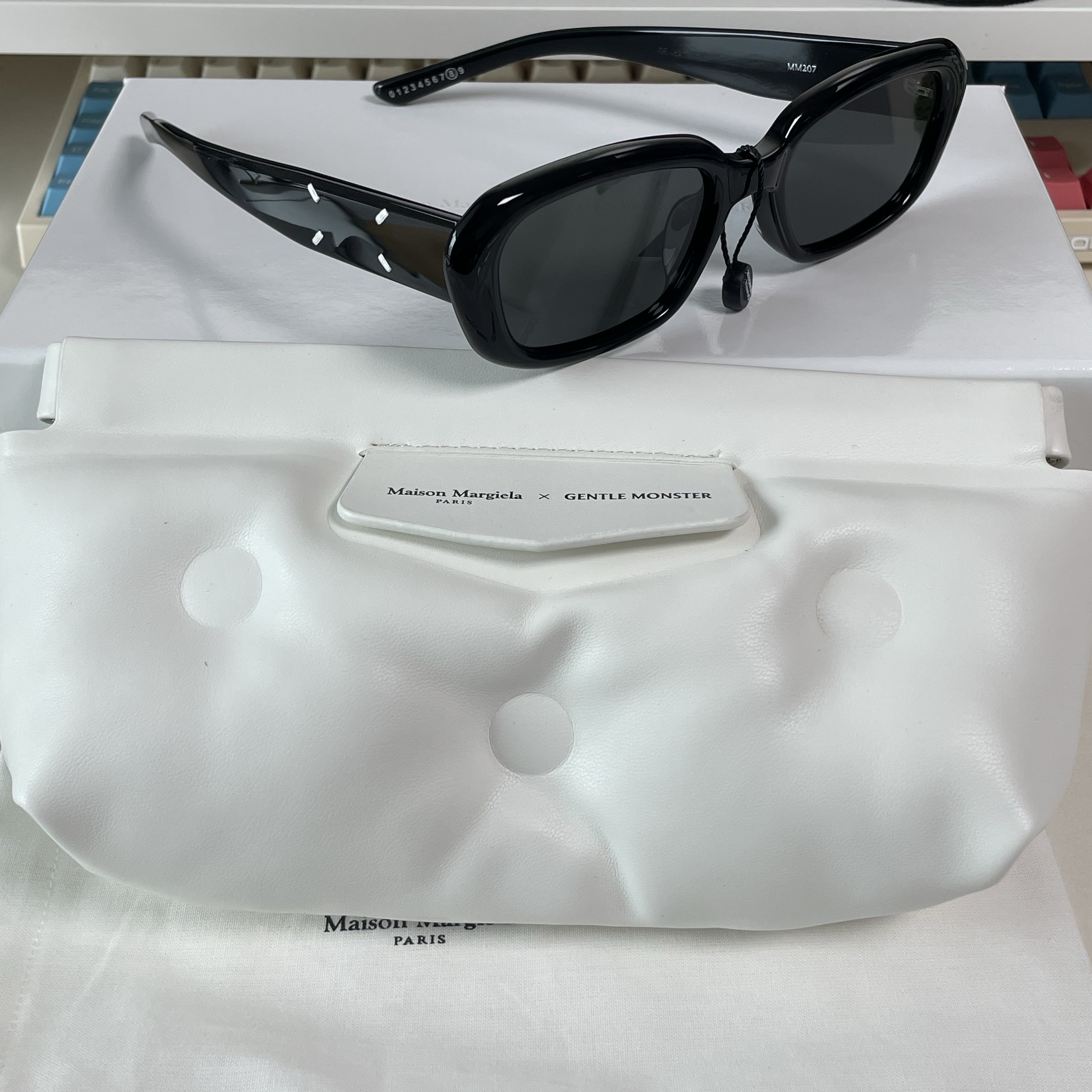 Gentle Monster x Maison Margiela MM207 Black Gray, Gentle Monster x Maison Margiela MM004 Black Black 착용 스타일 - 1