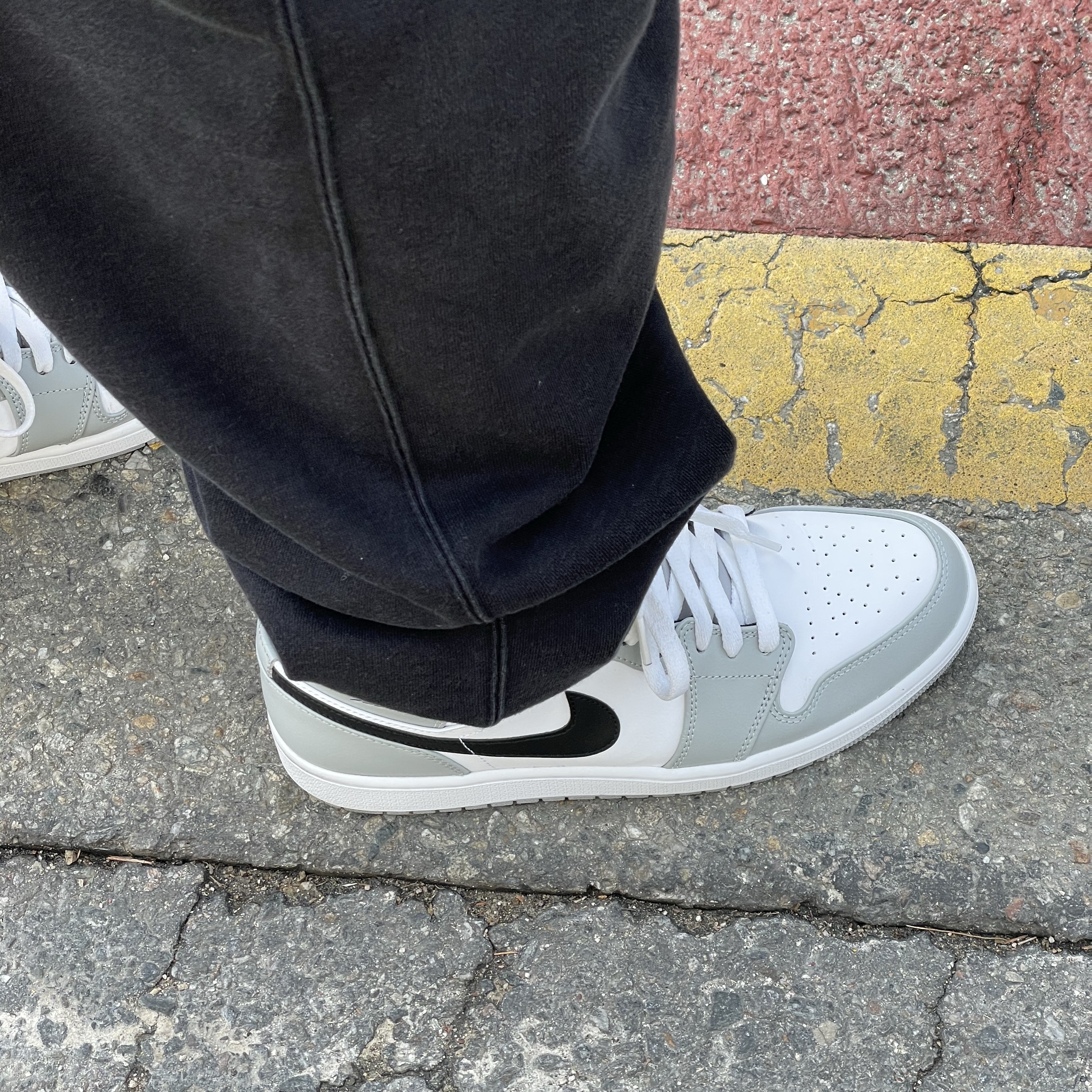 Jordan 1 Mid Light Smoke Grey 착용 스타일 - 1