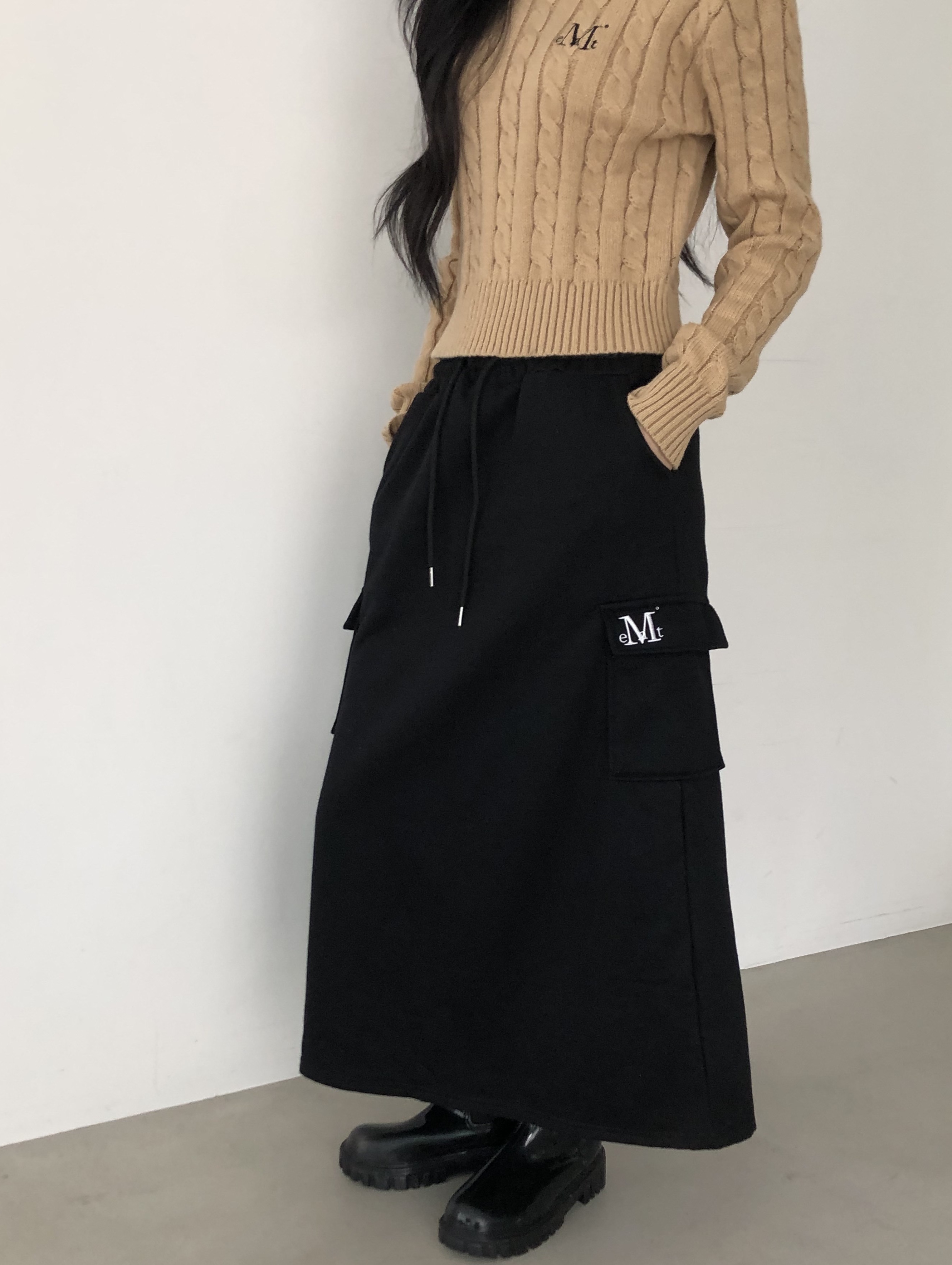 MUCENT Tes Bold Twist Round Knit Beige, MUCENT Roder Back Slit Cargo Sweat Skirt Black 착용 스타일 - 3