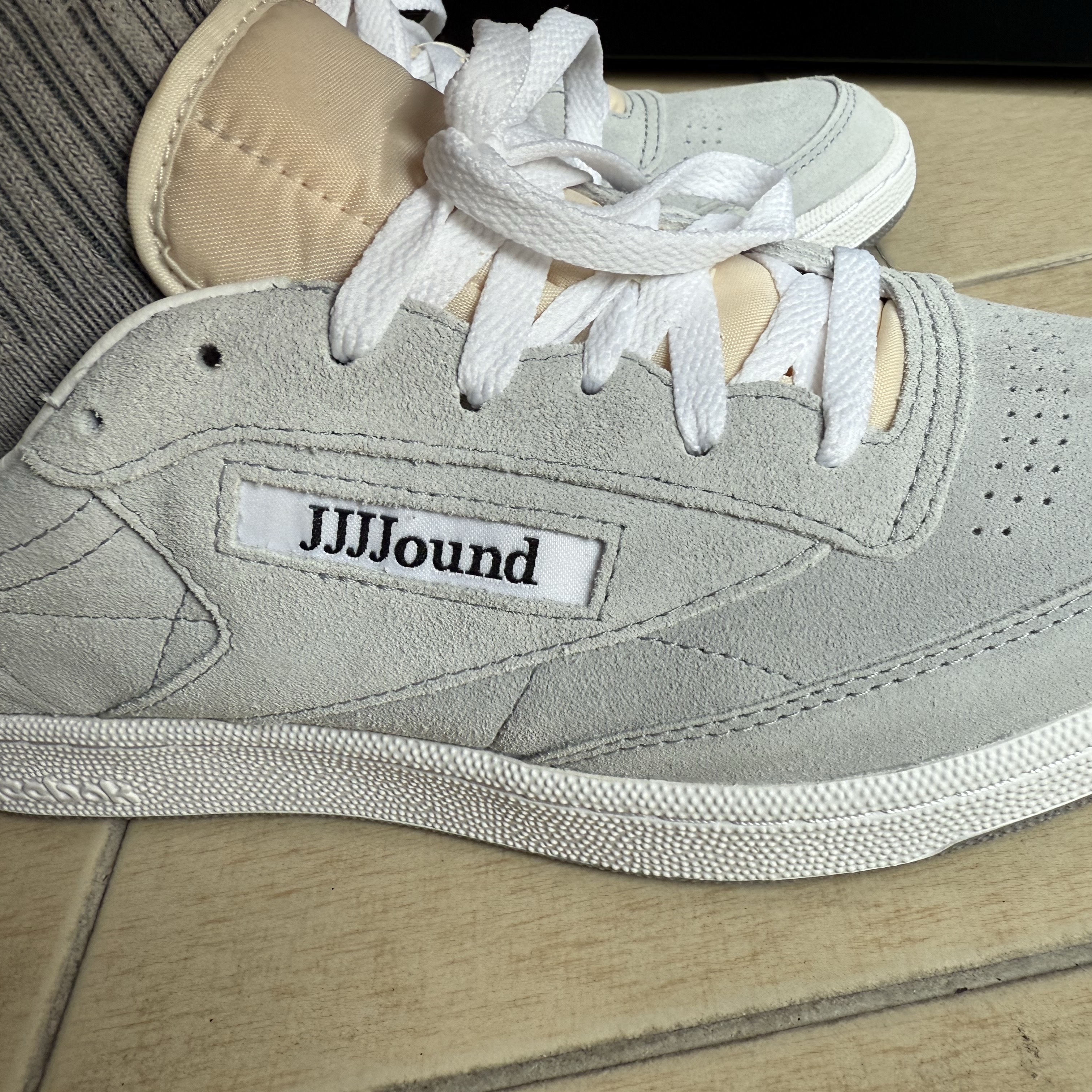 Reebok x JJJJound Club C 85 Suede Cold Grey 2 White 착용 스타일 - 4