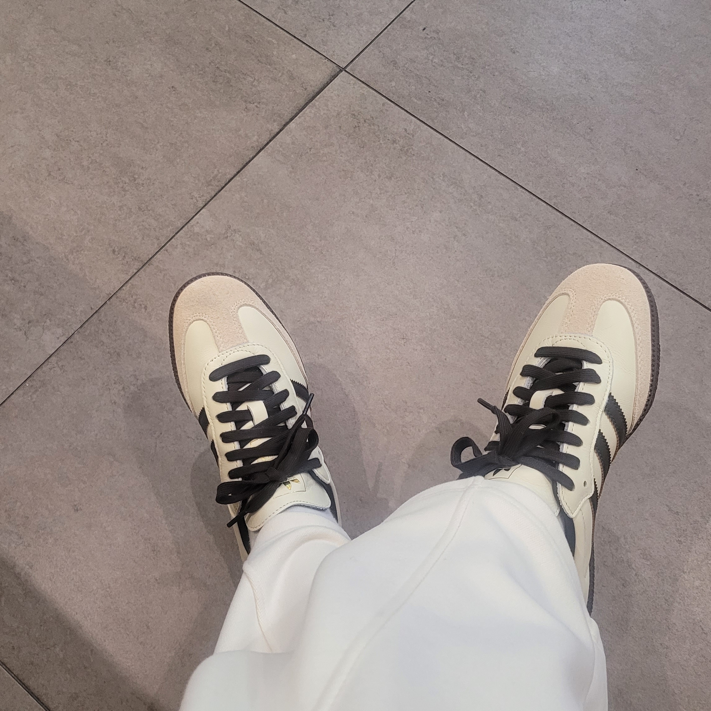 Adidas Samba OG Cream White Dark Brown 착용 스타일 - 2