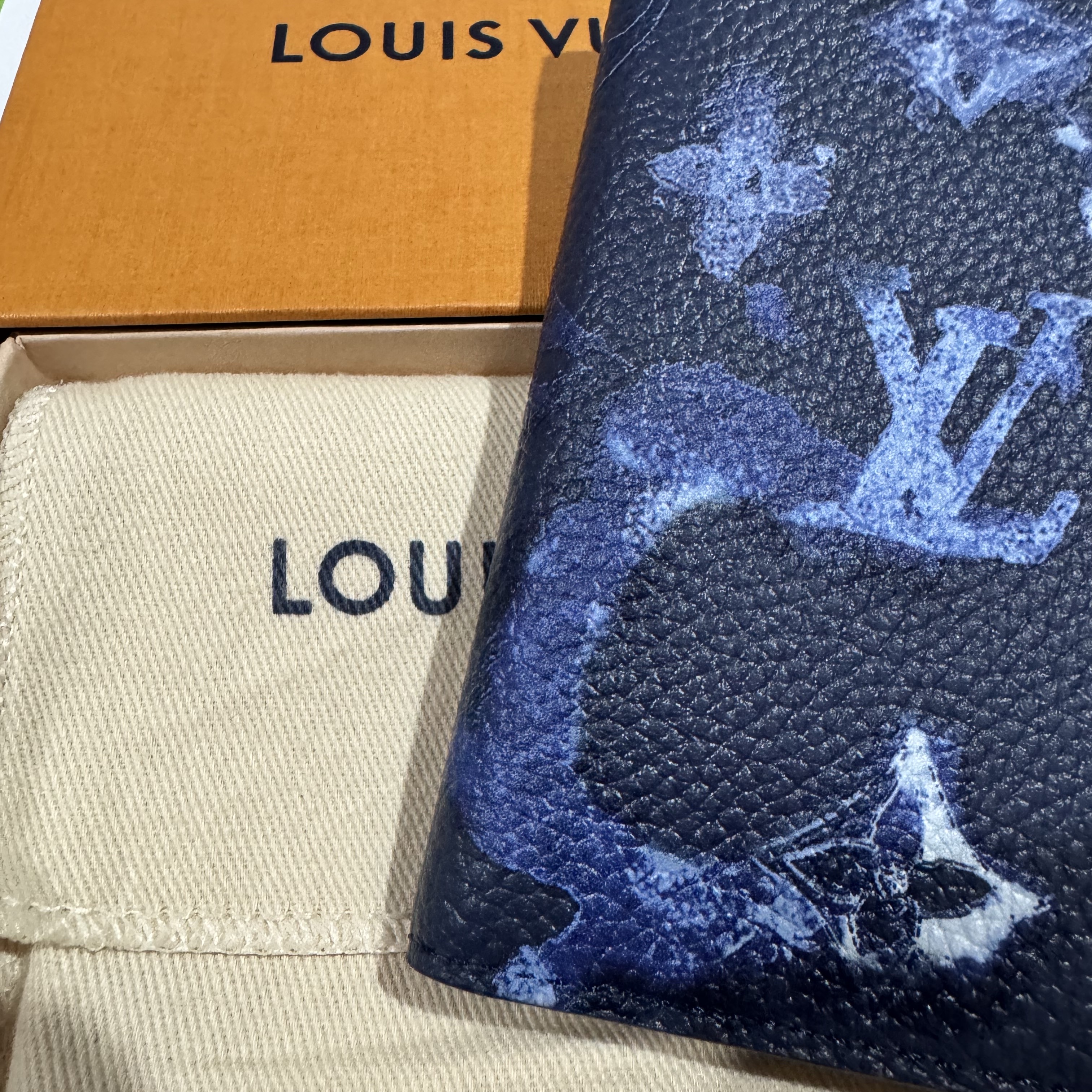 Louis Vuitton Pocket Organizer Ink Watercolor Monogram 착용 스타일
