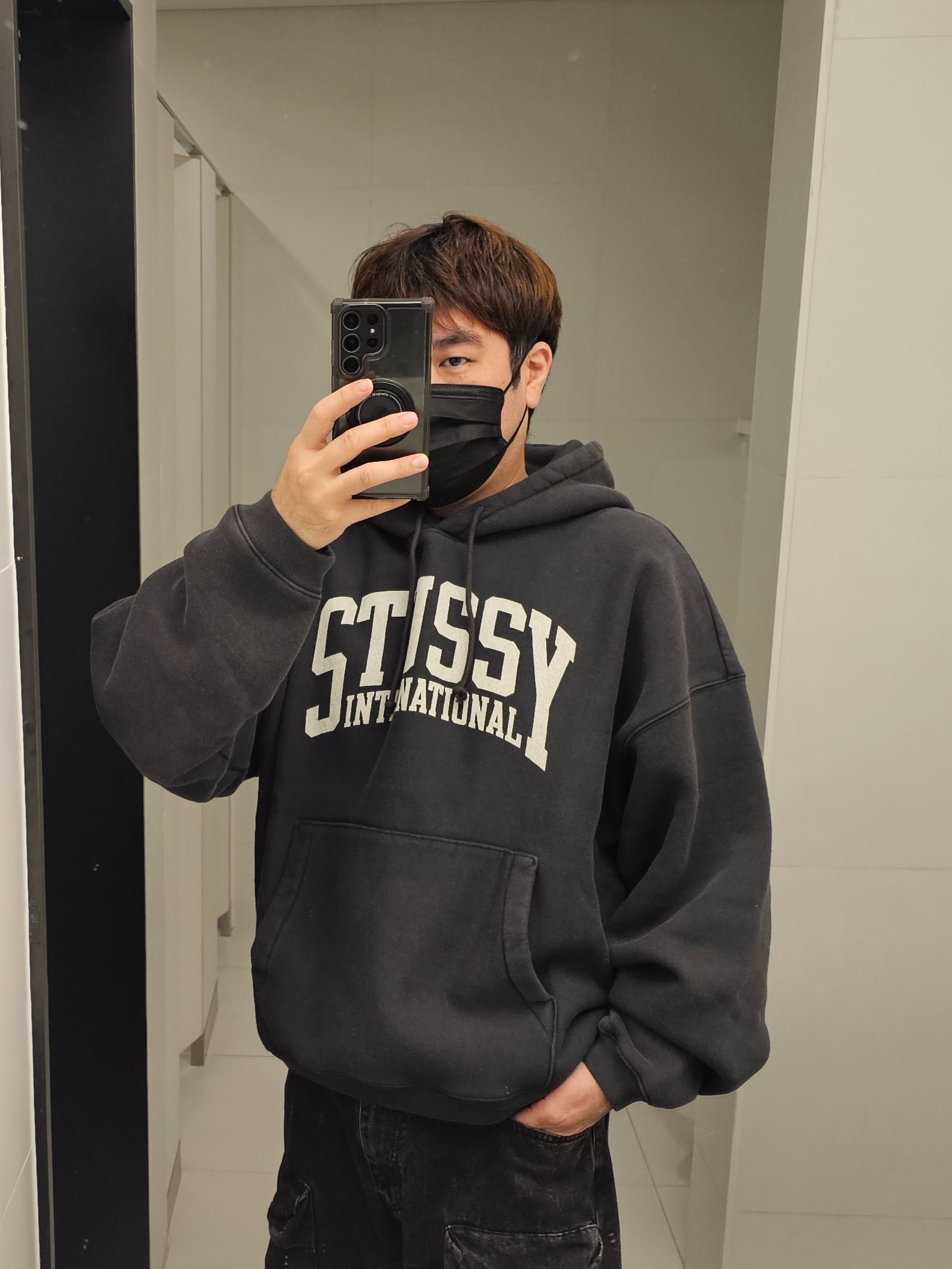 스투시 인터내셔널 릴렉스드 후드 워시드 블랙 착용 스타일 - 3