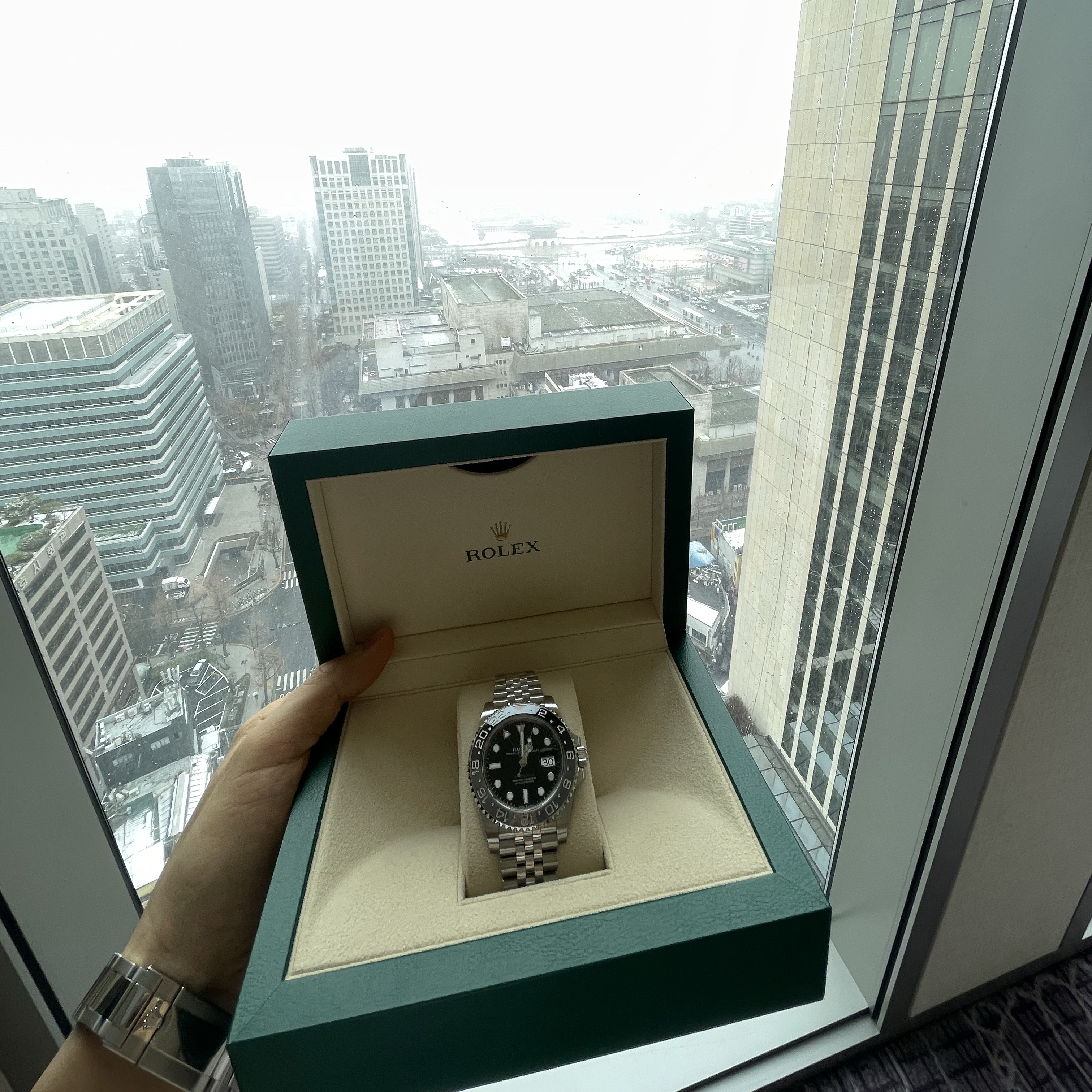 Rolex GMT-Master II 40mm 126710GRNR Black Jubilee 착용 스타일