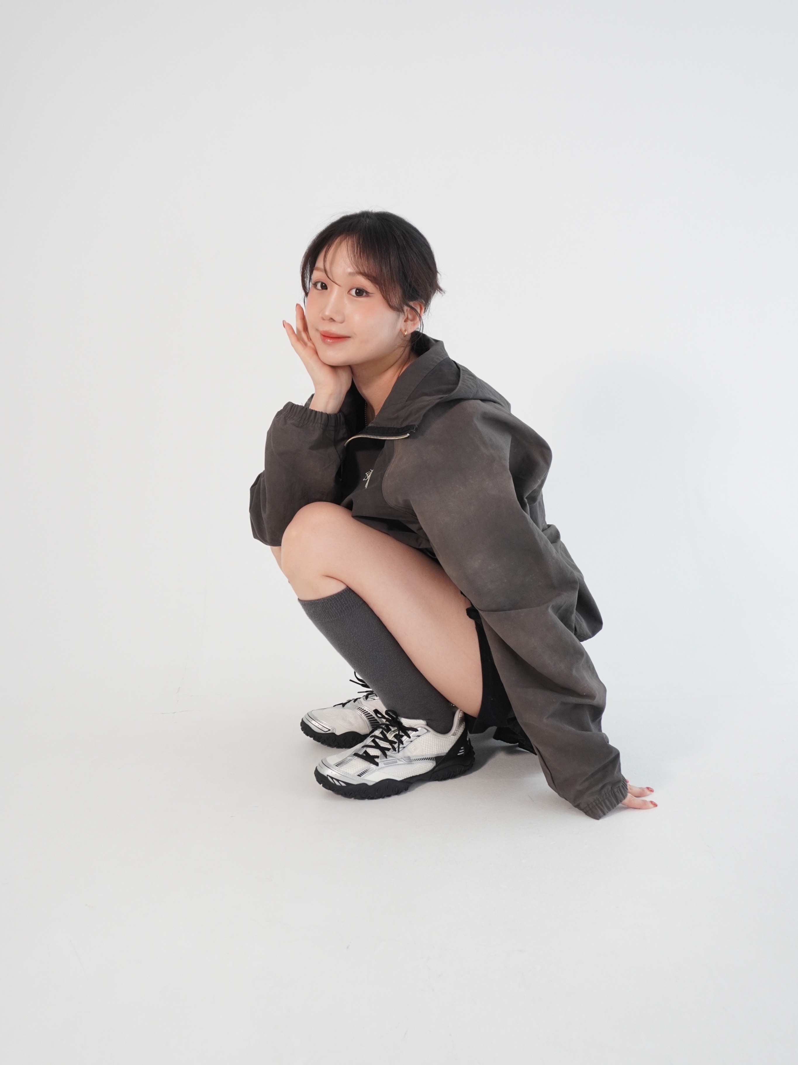 휠라 에샤페 v2 화이트 블랙, 스투시 웨이브 다이 비치 쉘 자켓 블랙 착용 스타일 - 2
