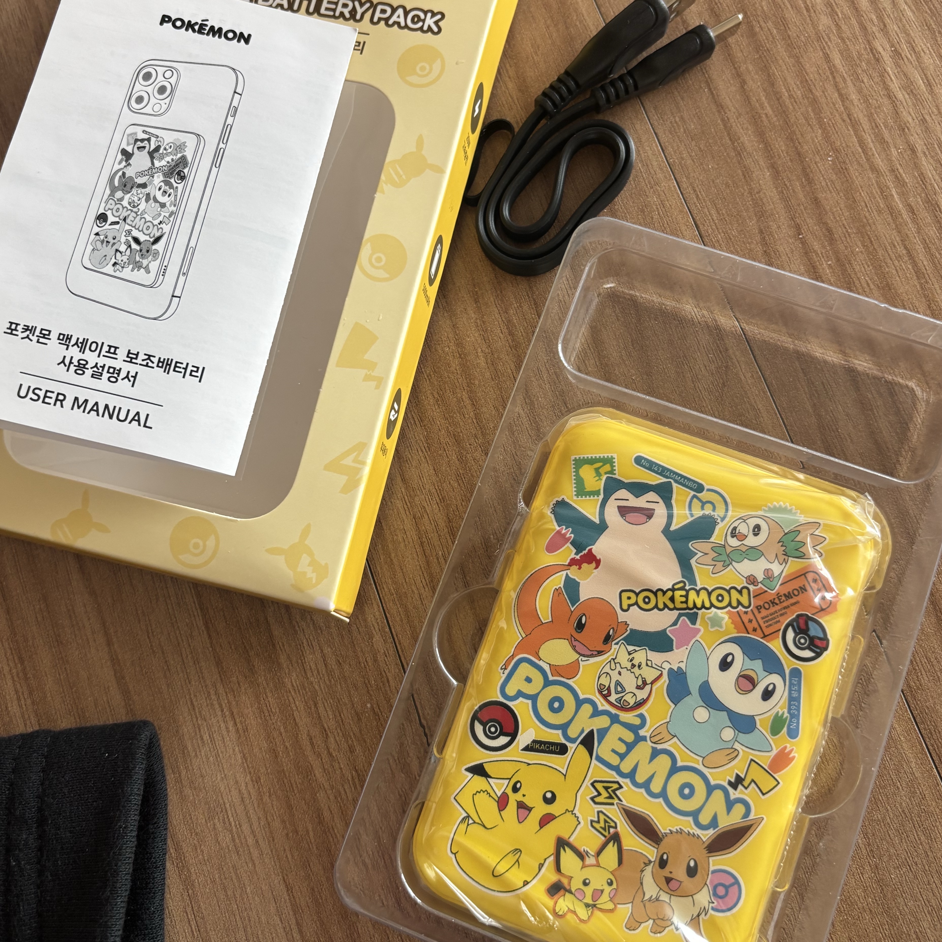 Woojin Store Pokemon Magsafe Battery 5000mAh Yellow 착용 스타일