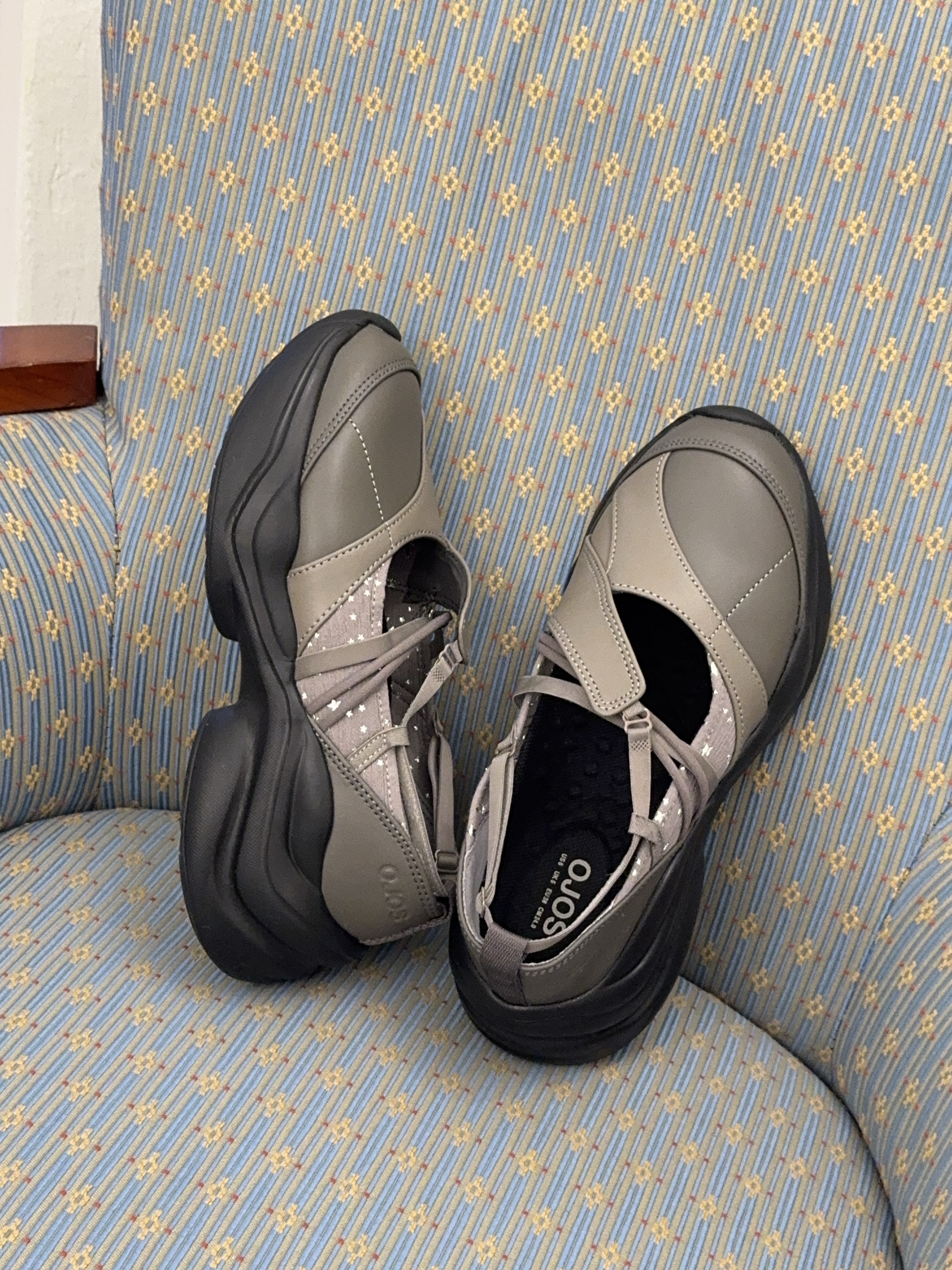 OJOS Strap Toe Sneakers Stone Brown 착용 스타일 - 1