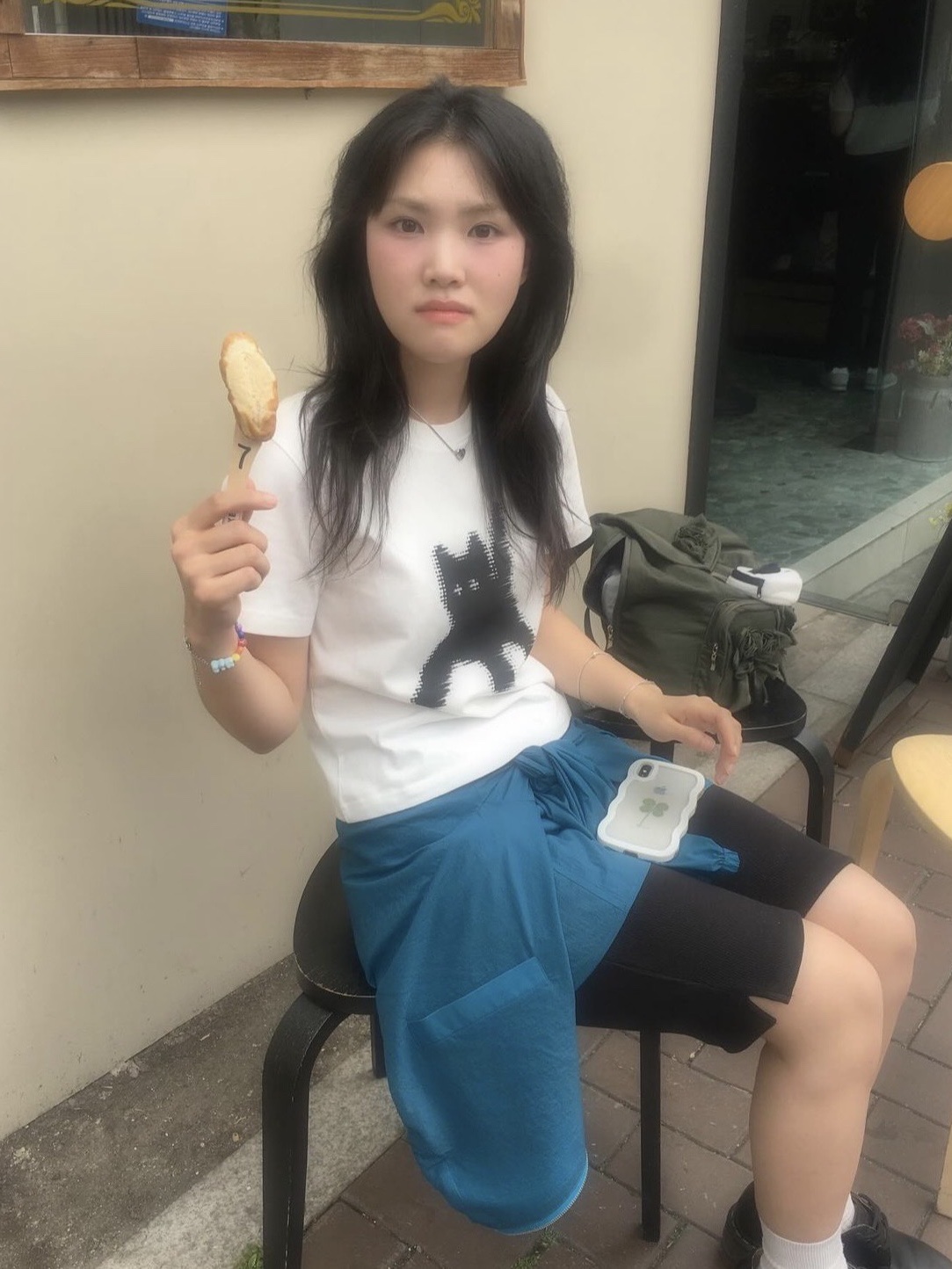 에이이에이이 플래시 캣츠 아이 크롭 티셔츠 화이트, 에이이에이이 플래시 캣츠 아이 크롭 티셔츠 블랙 착용 스타일
