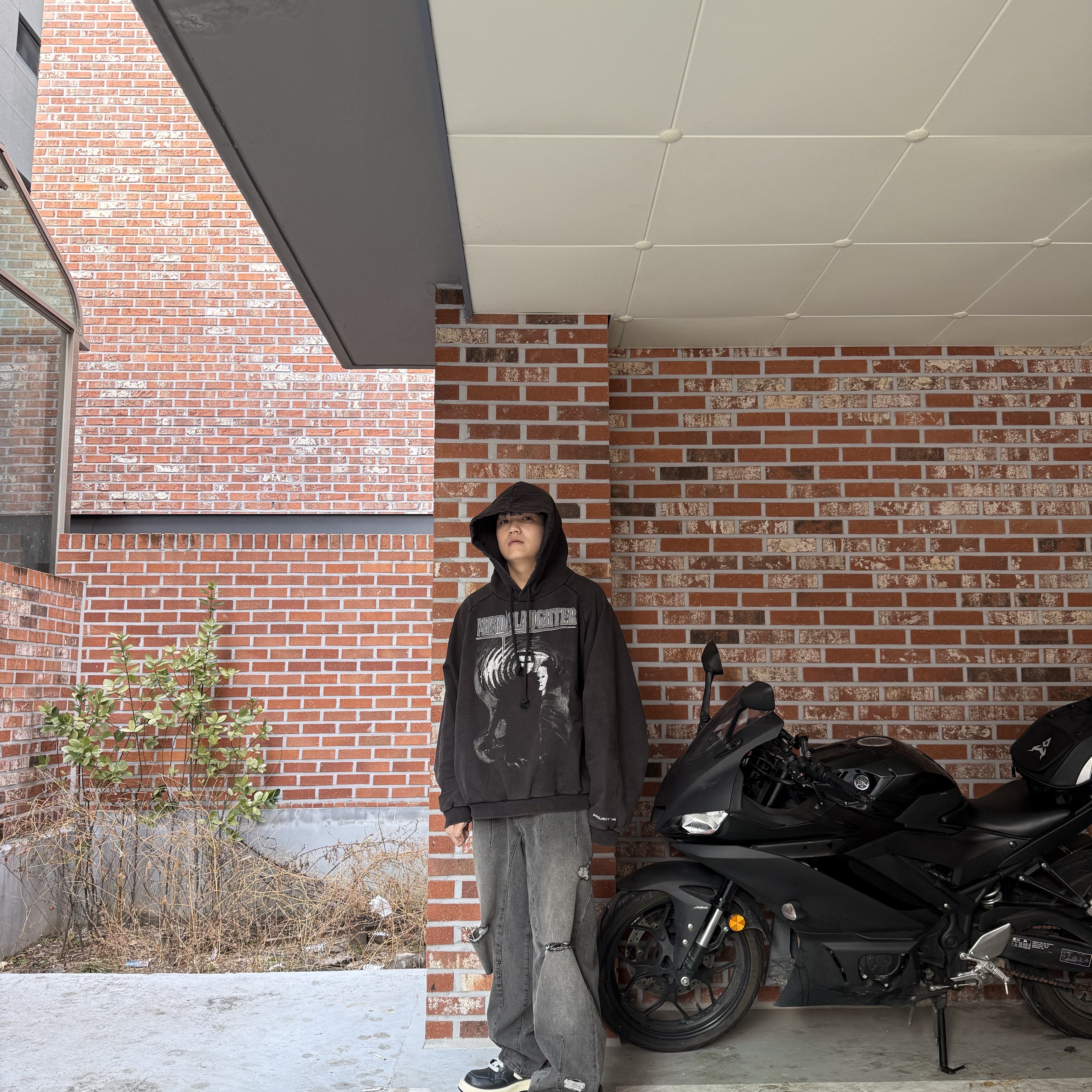 프로젝트 G/R 마인드 슬로터 빈티지 워시드 후드 블랙, 컨버스 x 다크쉐도우 터보웨폰 블랙 크림 착용 스타일 - 1