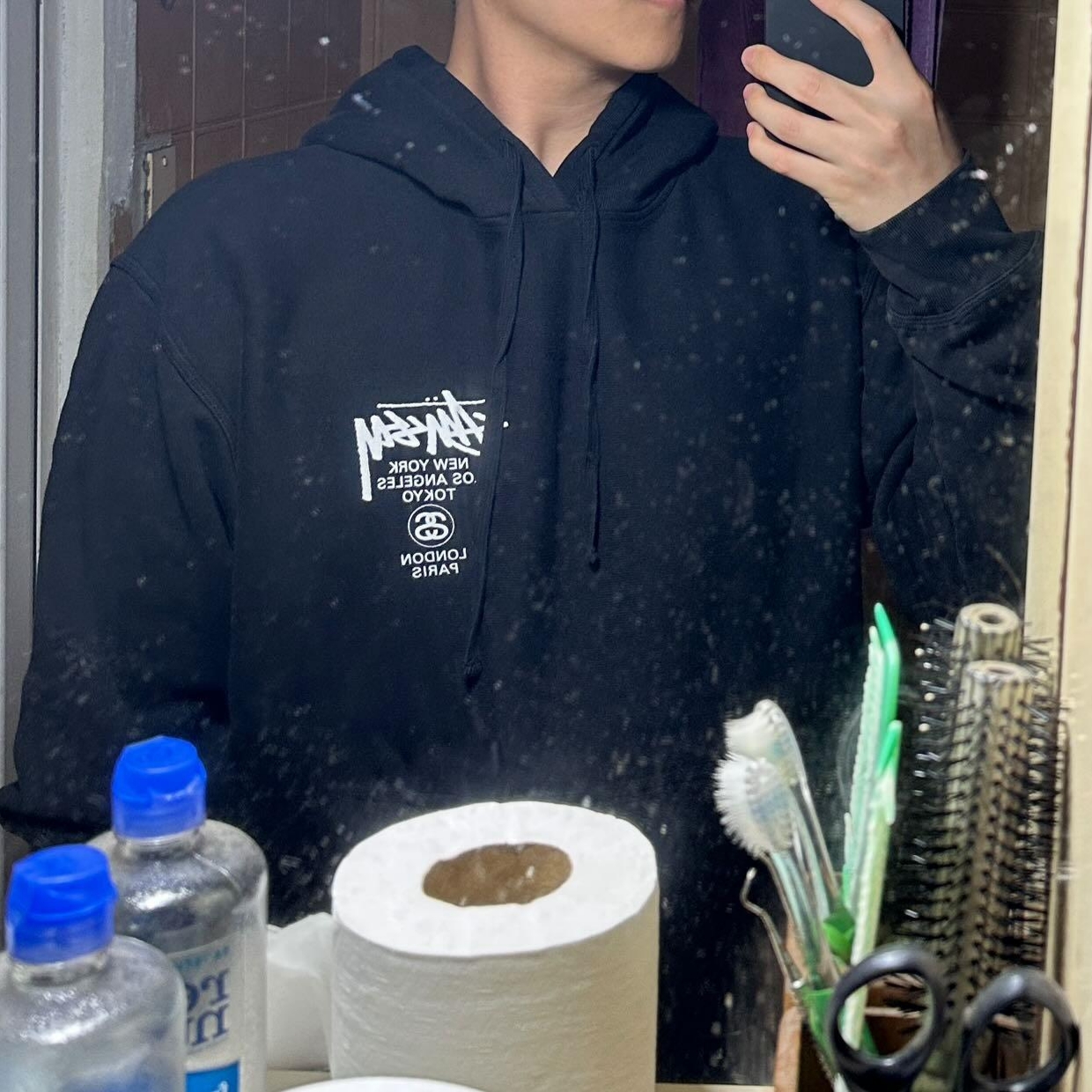 Stussy World Tour Hoodie Pigment Dyed Black 착용 스타일 - 1