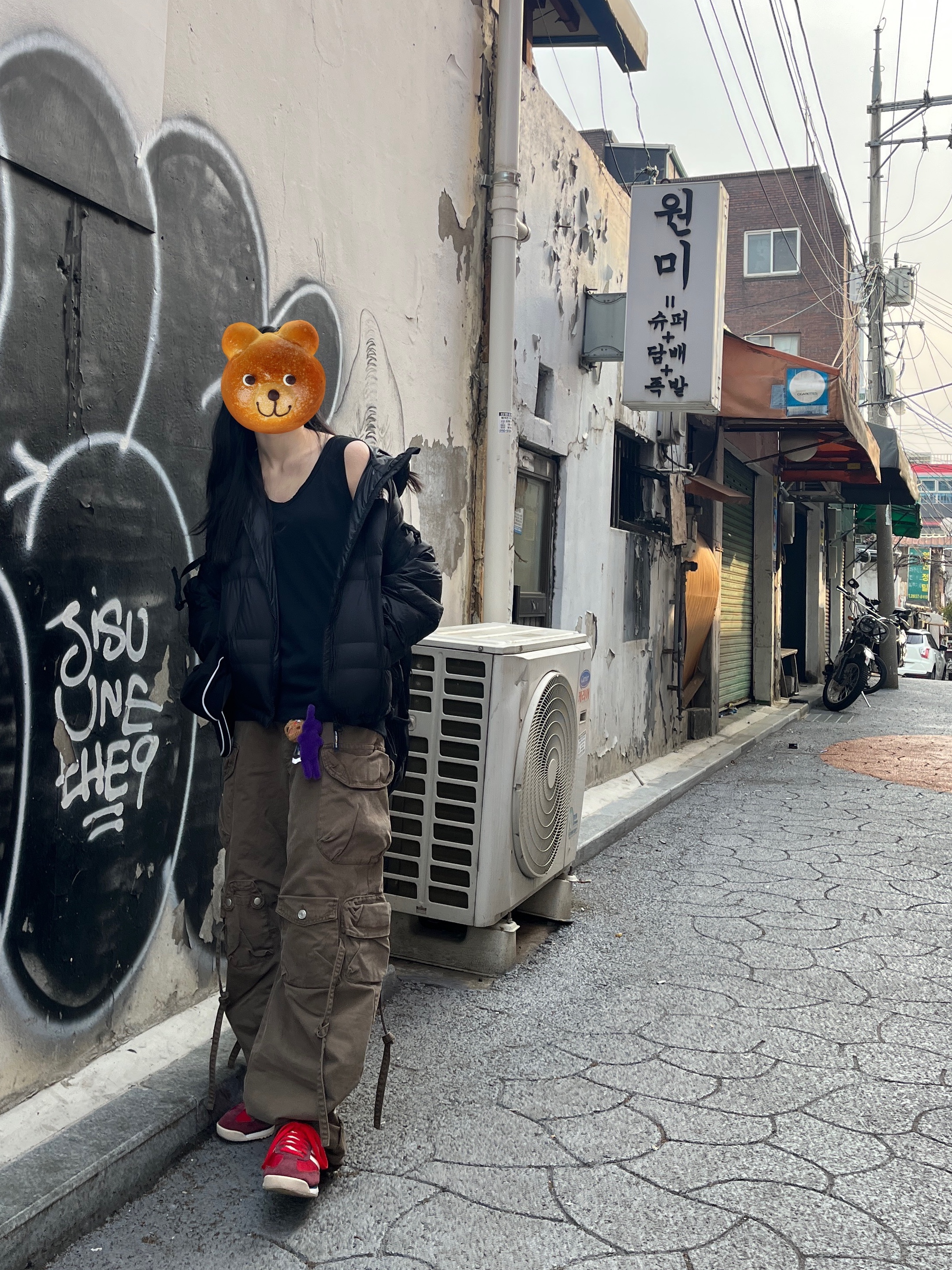 노스페이스 화이트 라벨 웨이브 LT 온 볼 자켓 블랙, 아디다스 SL 72 RS 쉐도우 레드 오프 화이트 착용 스타일 - 1